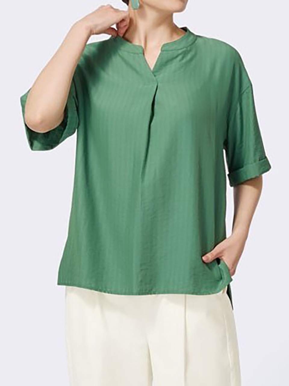 ブラウスの襟はV開き