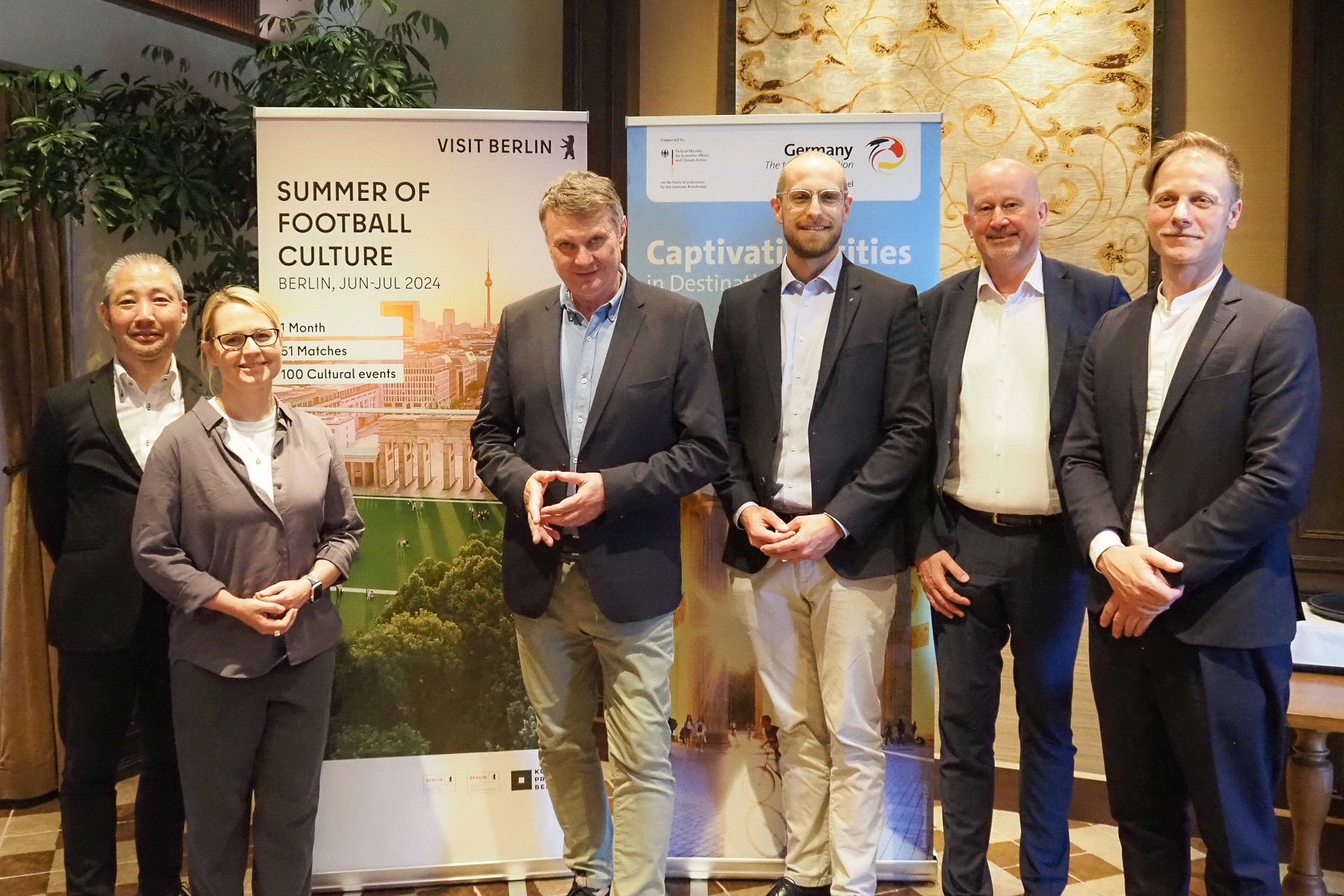 ベルリンのミッション団とドイツ観光局 アジア地区統括局長 西山晃氏（一番左）