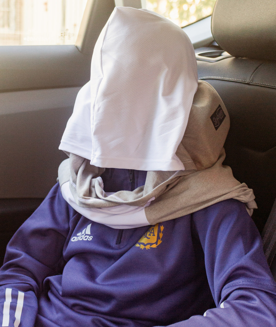 顔を隠せるフードはメッシュになっており、内側からは外の景色が見られる