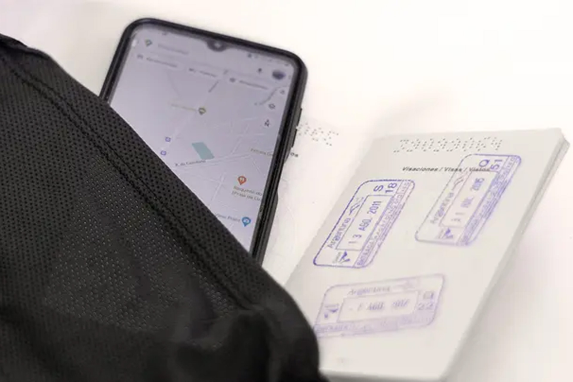 内側のジッパーポケットにはスマホやパスポートが入る