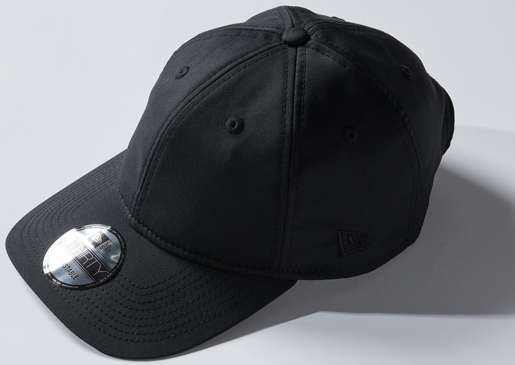 「Macqlo×NEW ERA packable cap」コンパクトに丸めて持ち運びでき、撥水・速乾で洗濯可能