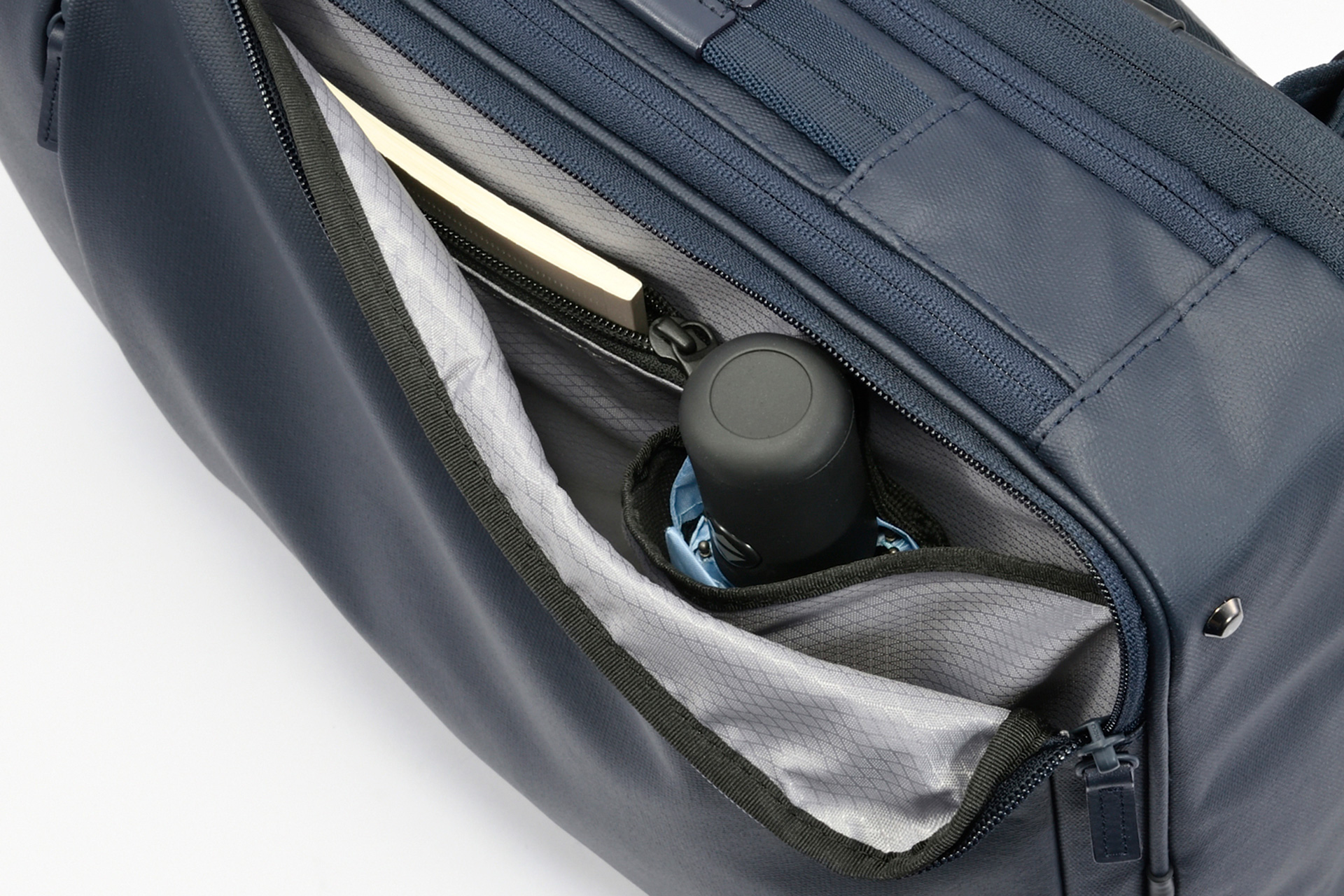 コーナー部分に配置したクイックラウンドポケットには折りたたみ傘を横向きに収納可能