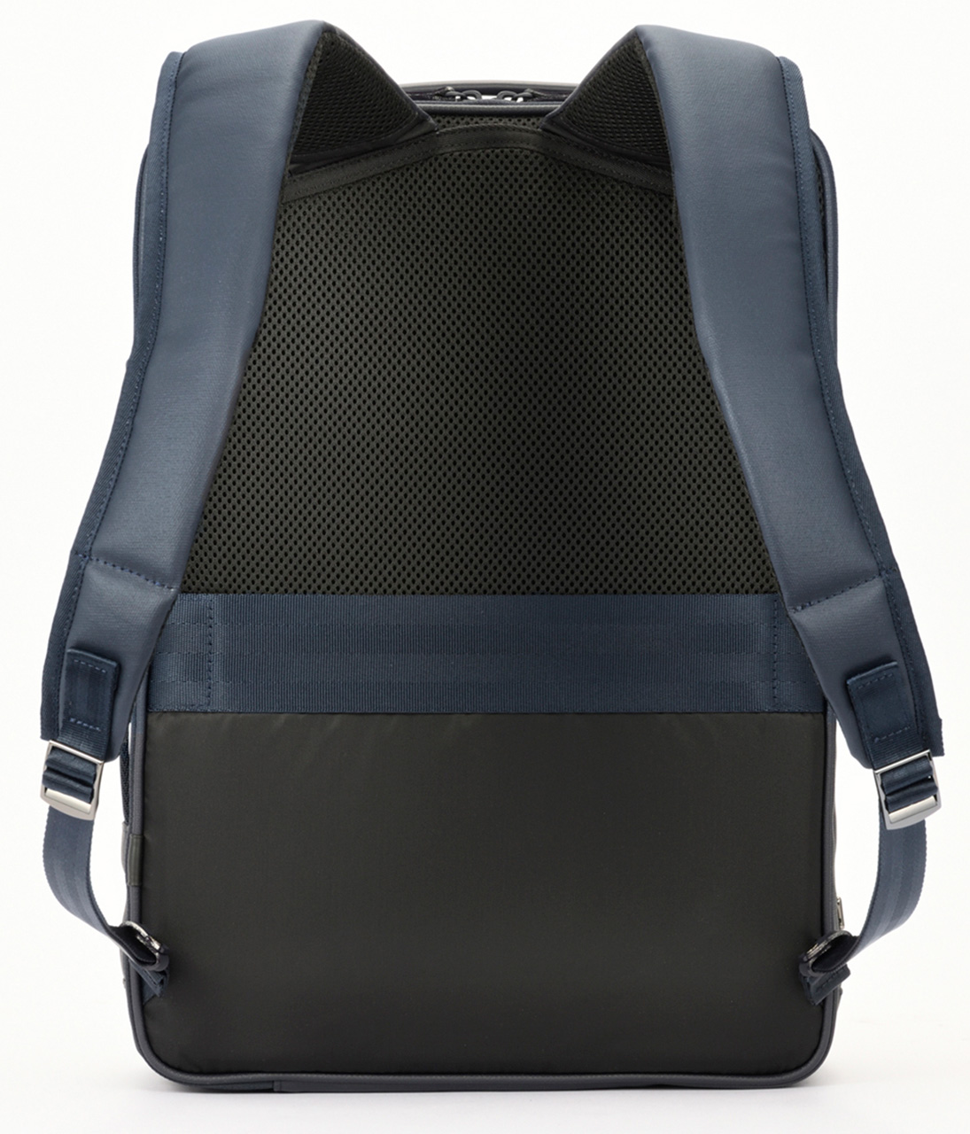 3層の芯材で荷重を分散するショルダーハーネス