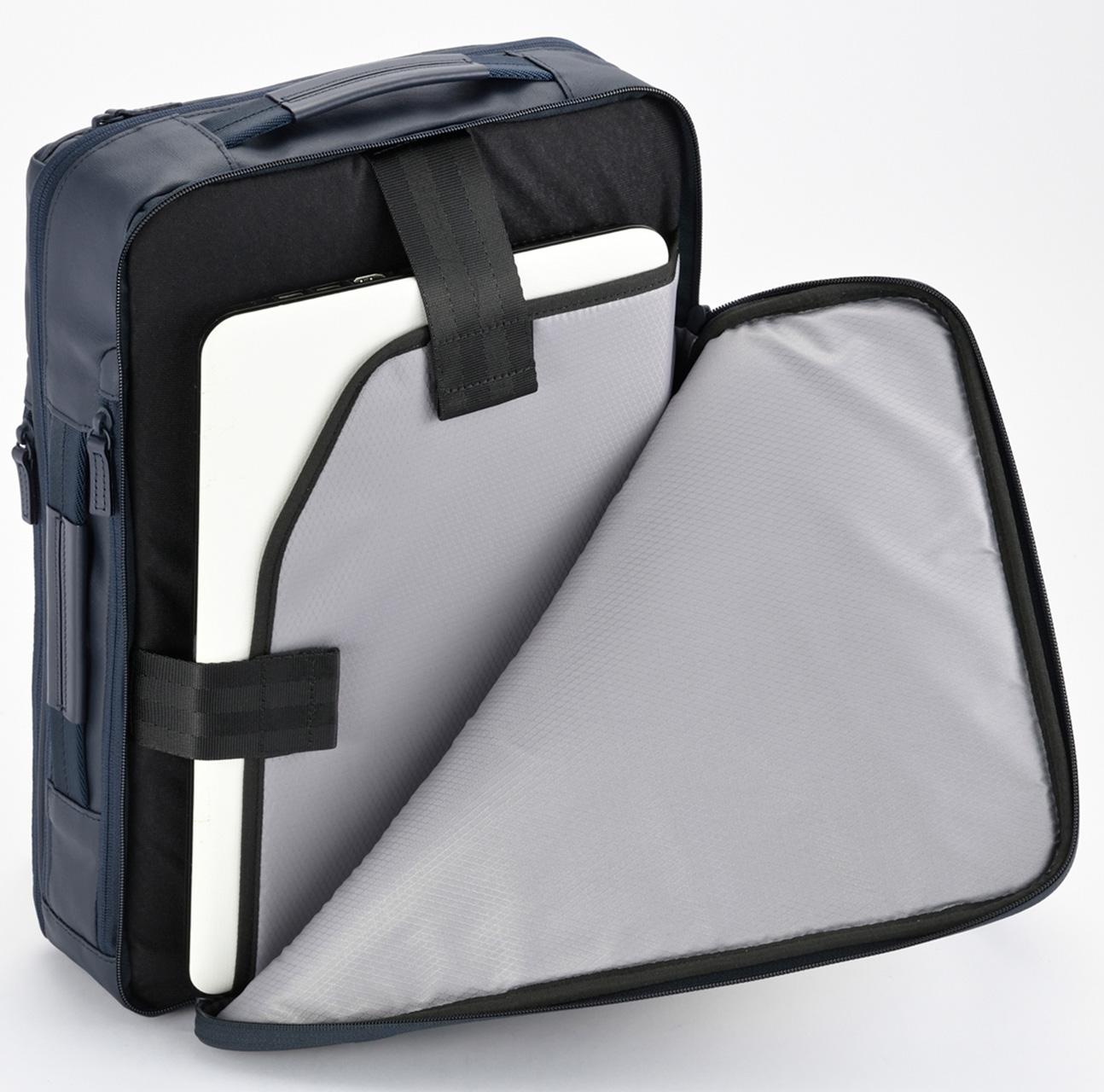 L字ファスナーで縦でも横でもPCを取り出しやすい構造