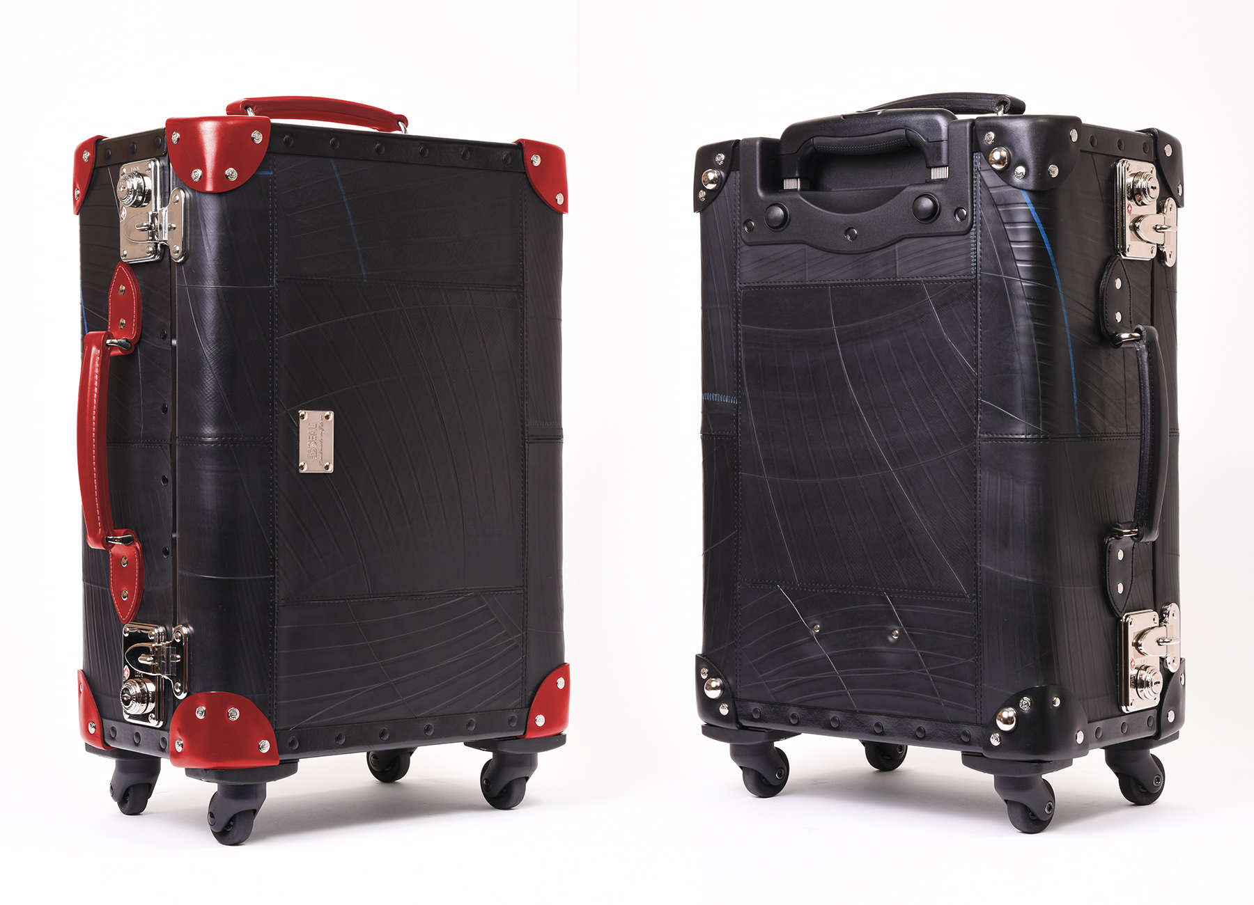 左がレッド、右がブラック