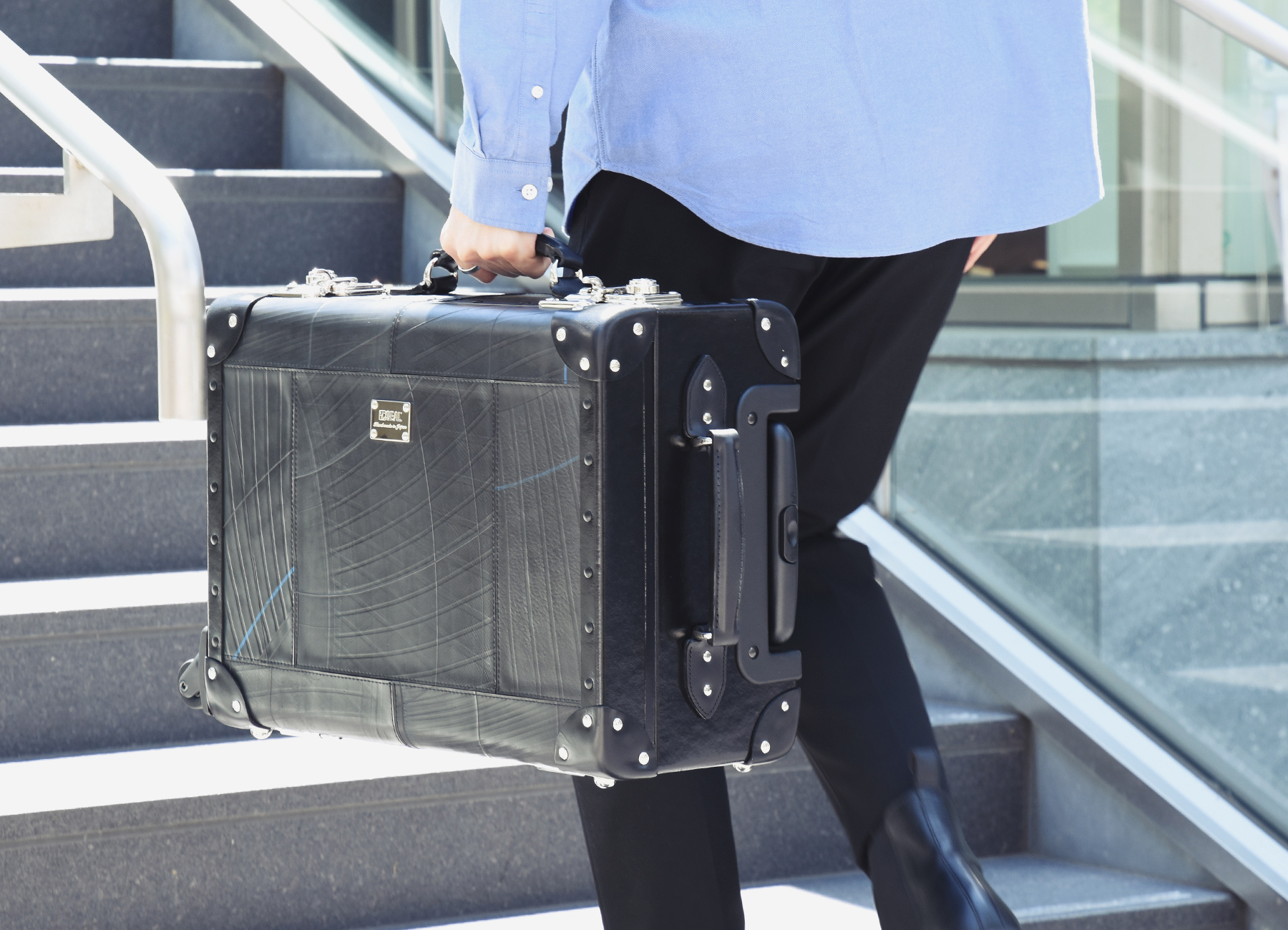 側面のハンドルで持ち運ぶこともできる