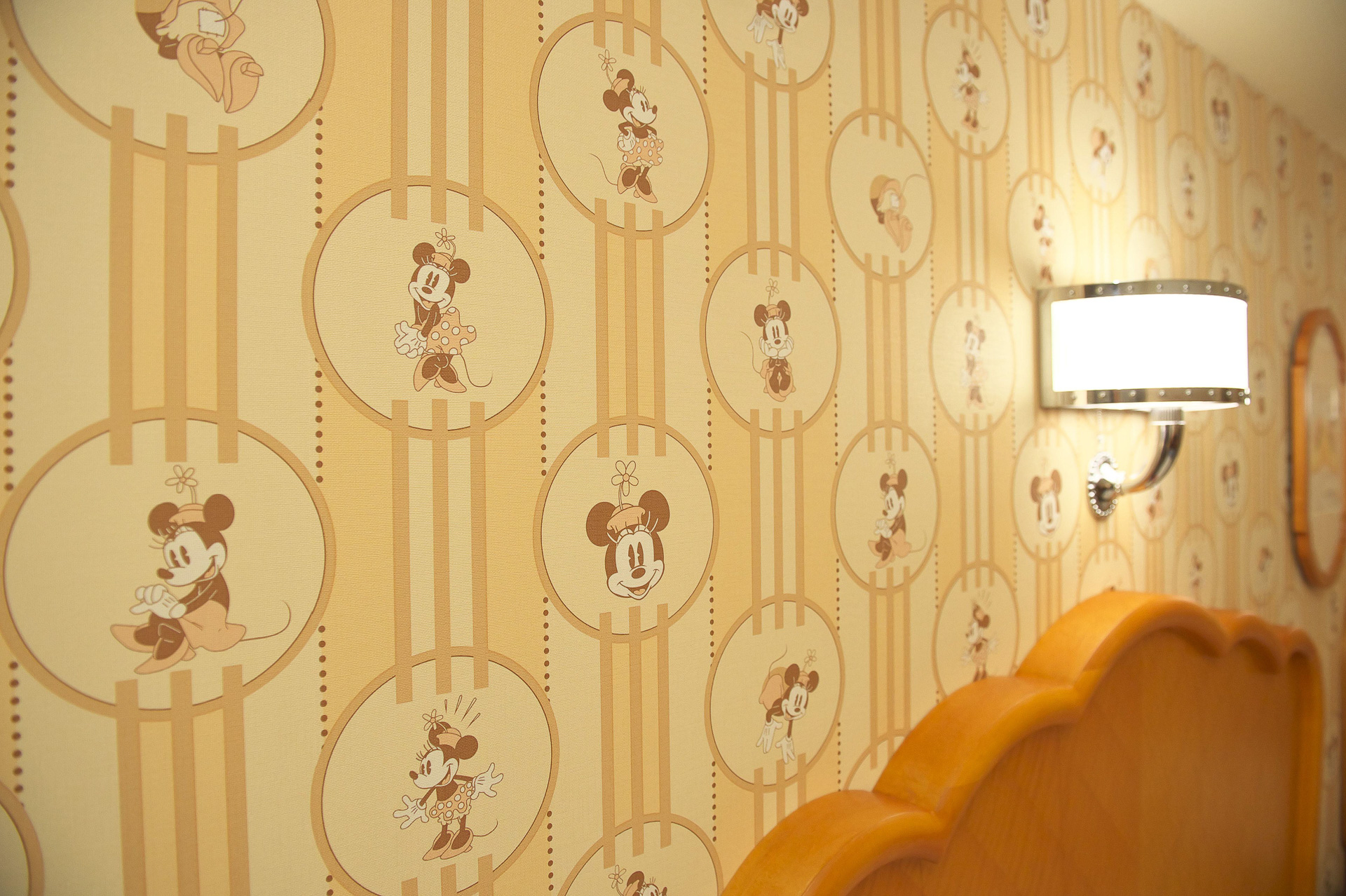 さまざまな場所にミニーマウスのモチーフがデザインされている