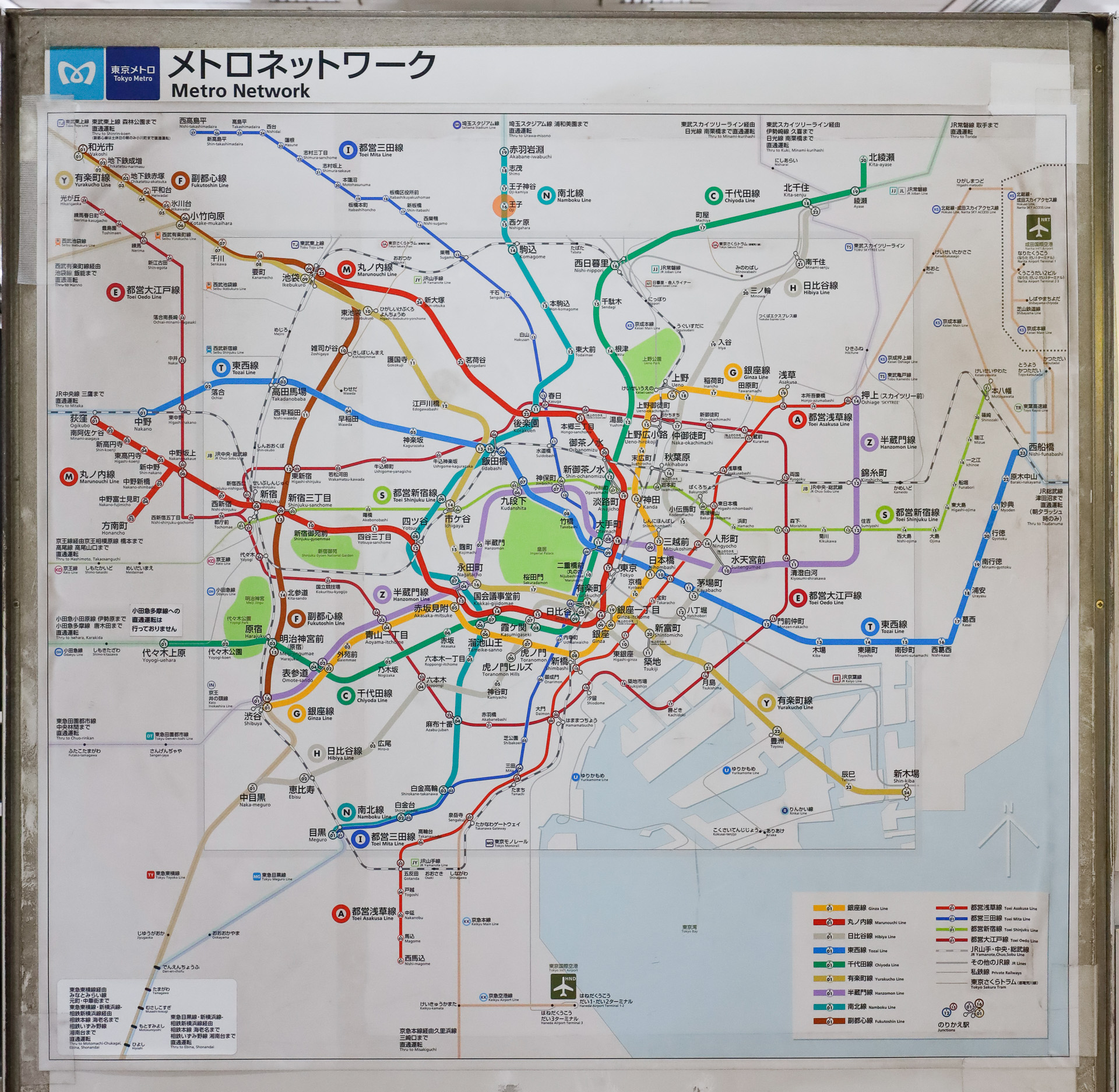 駅に掲出されている地下鉄路線図の例。路線と路線の接続関係は、これで把握できる。しかし当然ながら、物理的な距離は考慮に入っていない