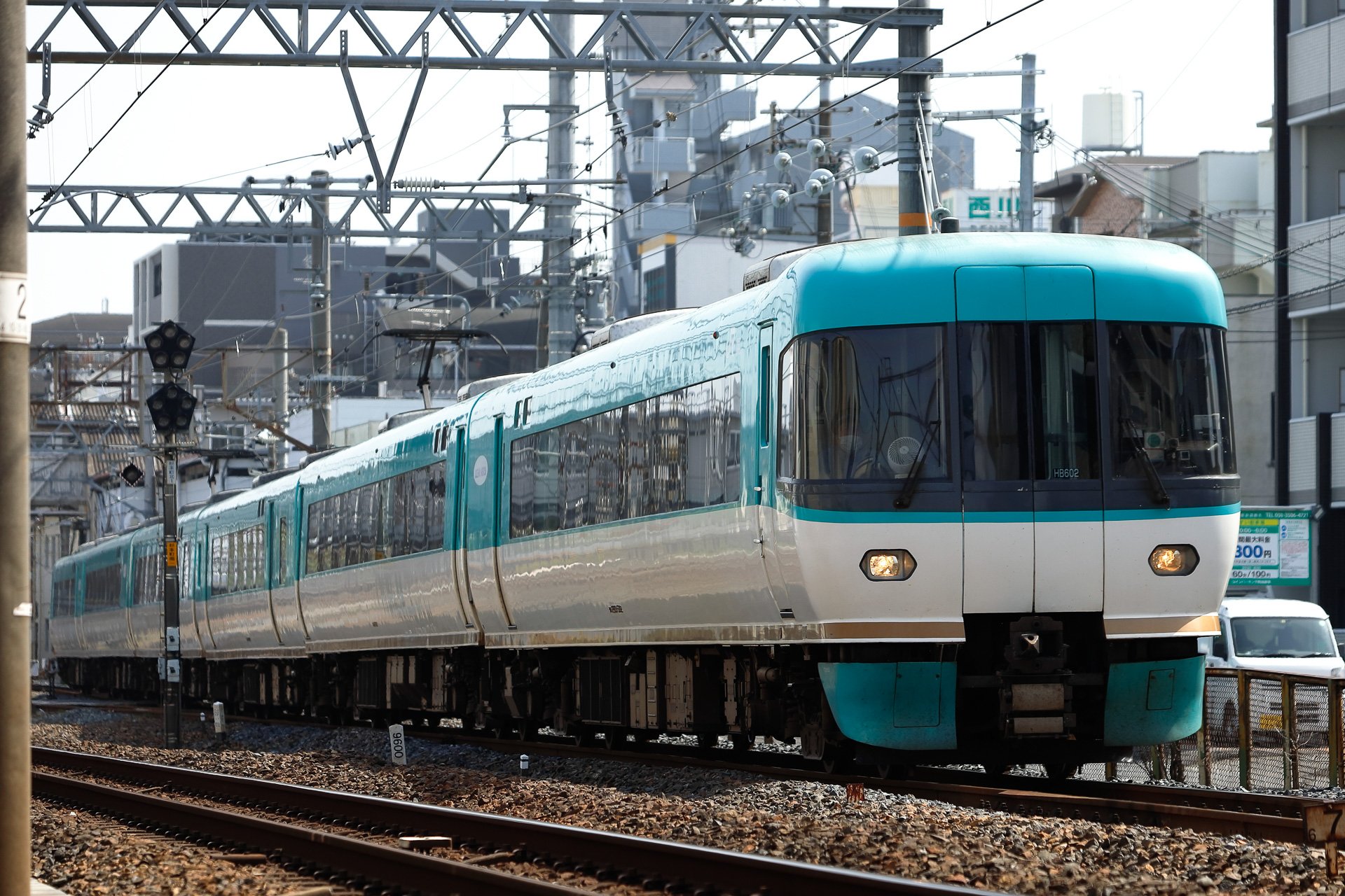 阪和線の杉本町駅を通過する283系オーシャンアロー。並行している複数路線のうち東端に位置する