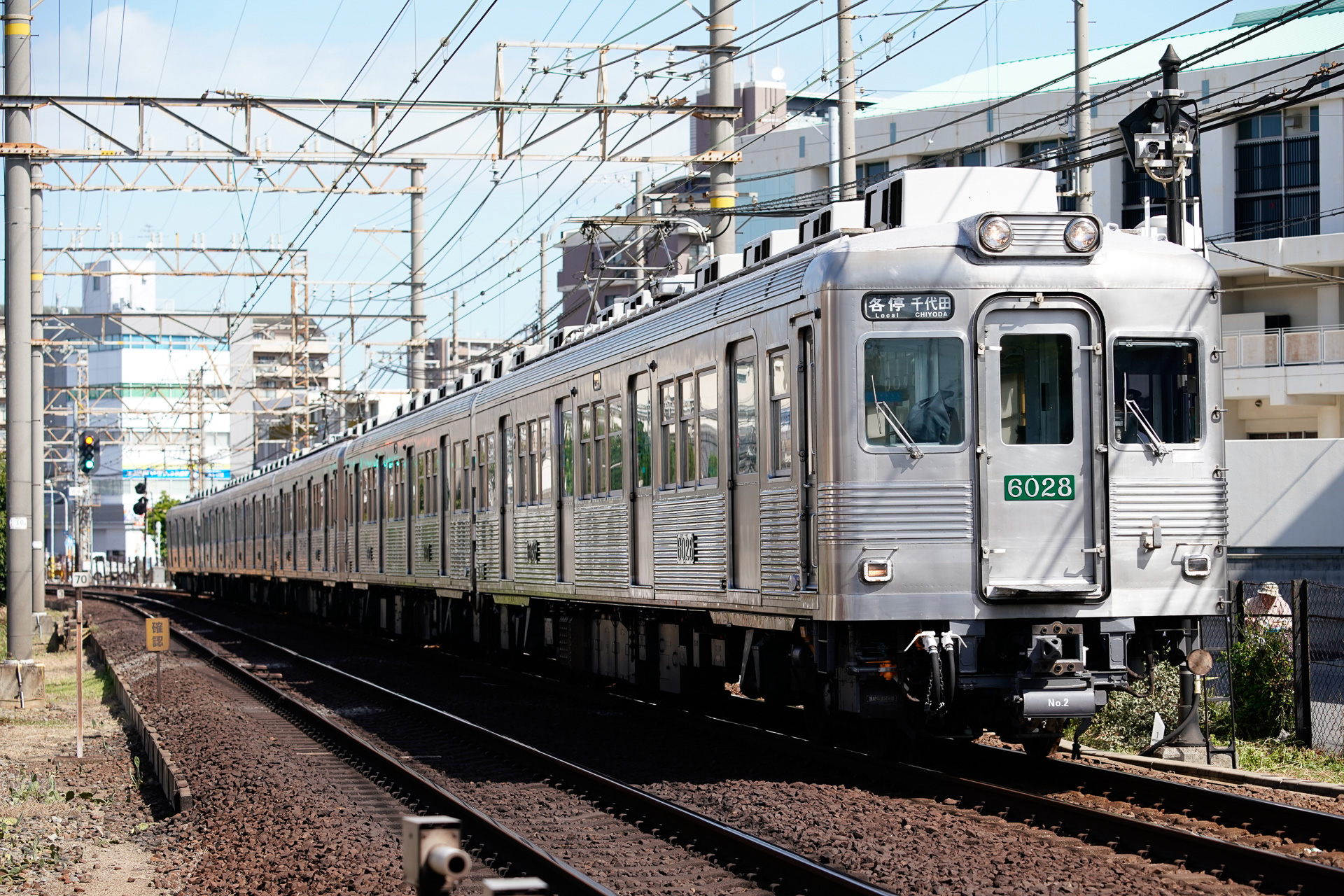 そこから1kmちょっと西に向けて歩くと、南海高野線に行き当たる。奥にあるカーブを曲がった先に我孫子前駅がある。写真は駅近くで撮影した6000系復刻車
