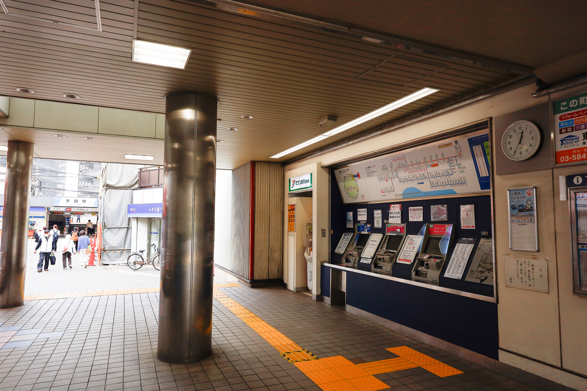 京成関屋駅の改札前から外を見ると、すぐ向こう側に牛田駅が見える