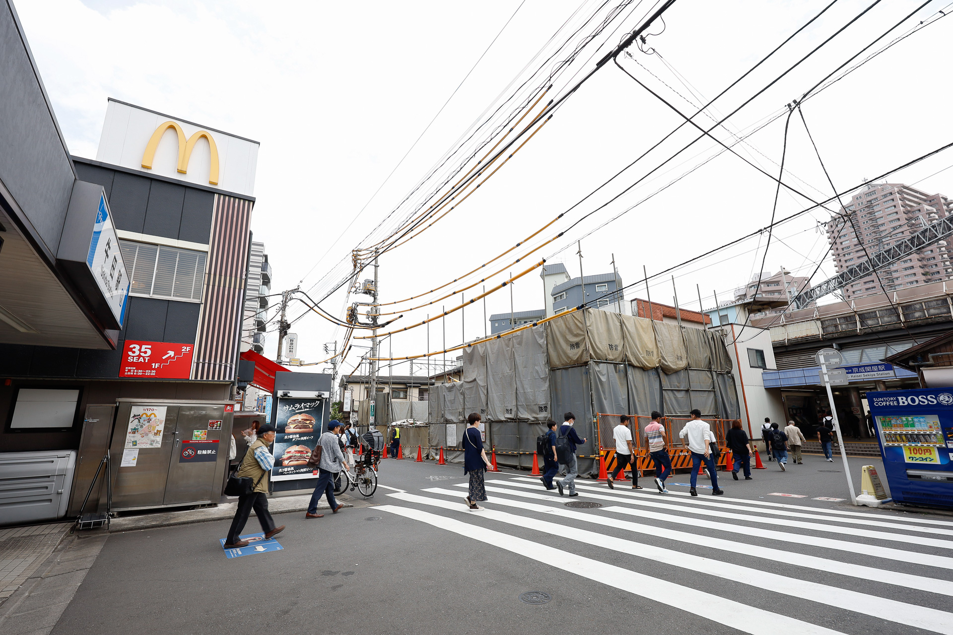 左が牛田駅、右奥が京成関屋駅。この両駅で乗り換える利用者は少なくないようだ