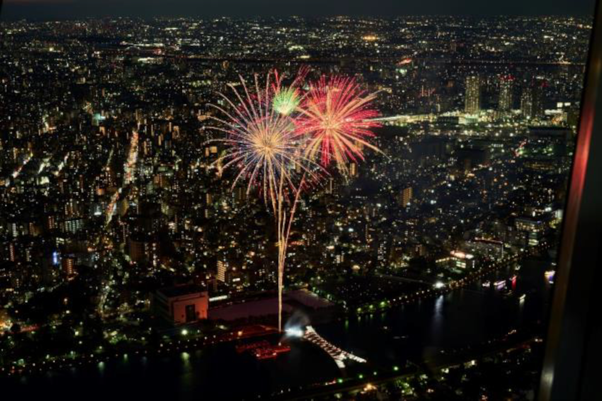 7月27日は、東京スカイツリーから花火を観賞できる「隅田川花火大会特別営業」実施