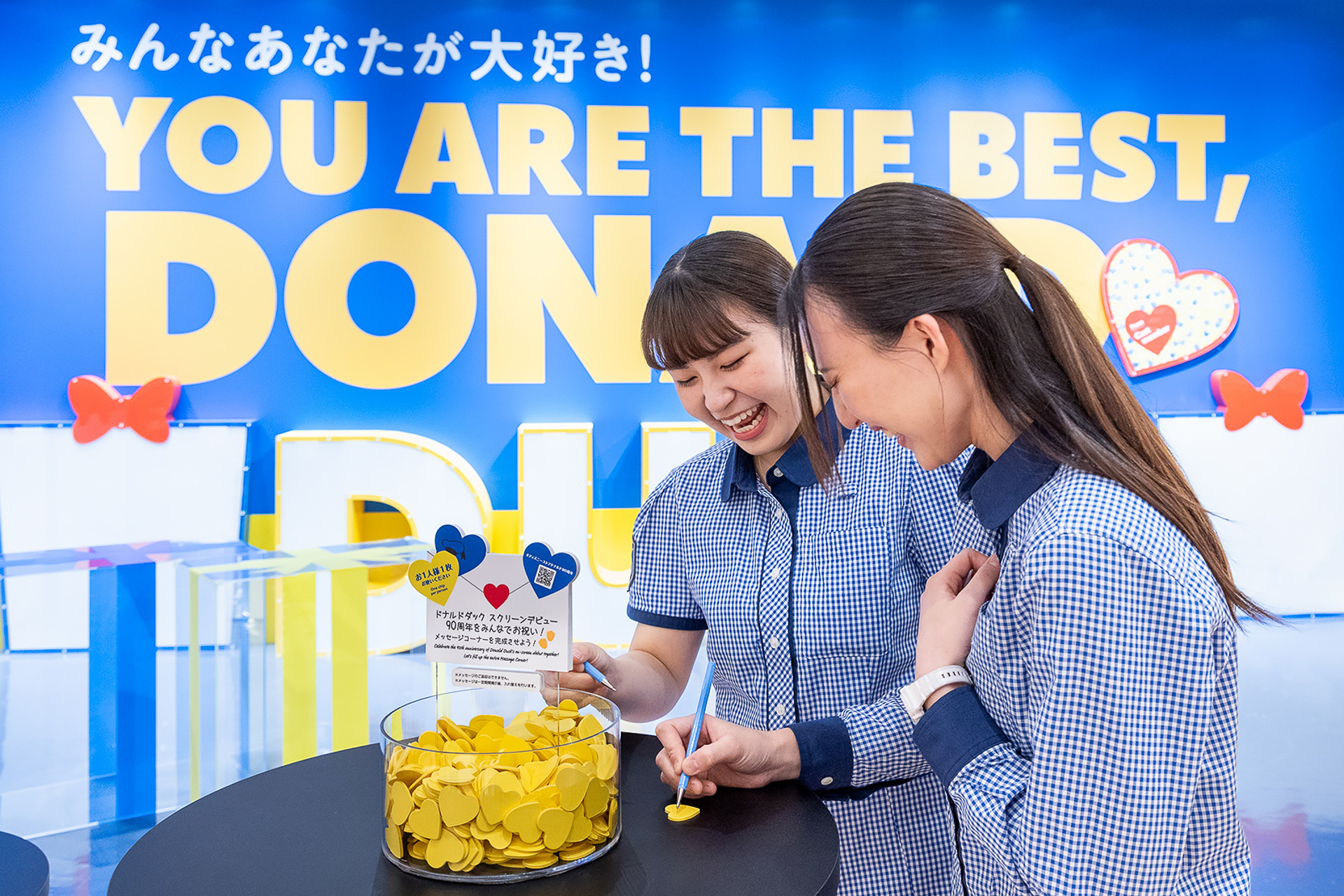ハート形のカードに想いをしたためよう