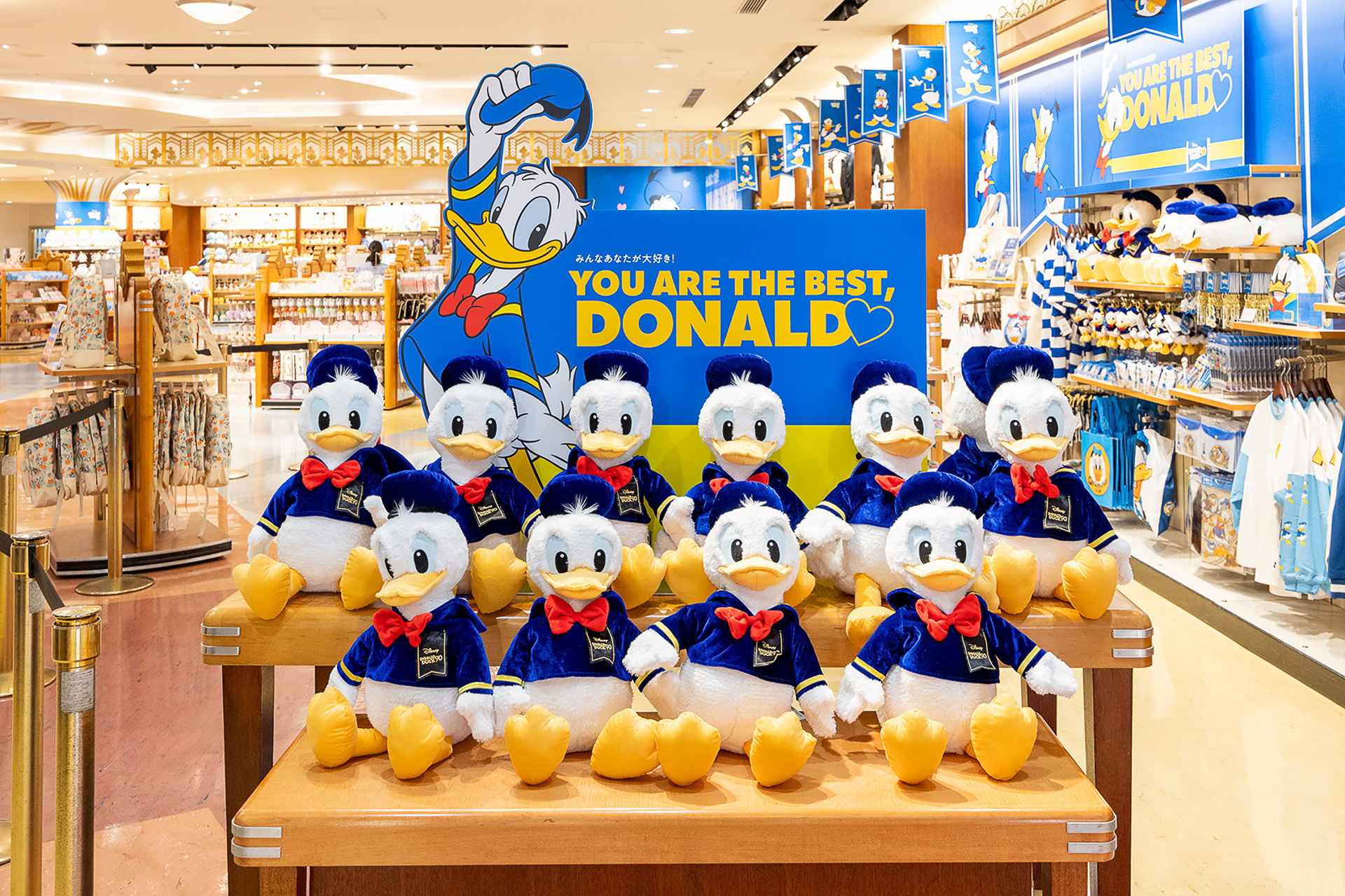 店内は、90周年をお祝いするグッズが大充実