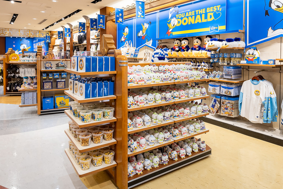 ディズニーストア 東京ディズニーリゾート店がドナルド仕様に大変身