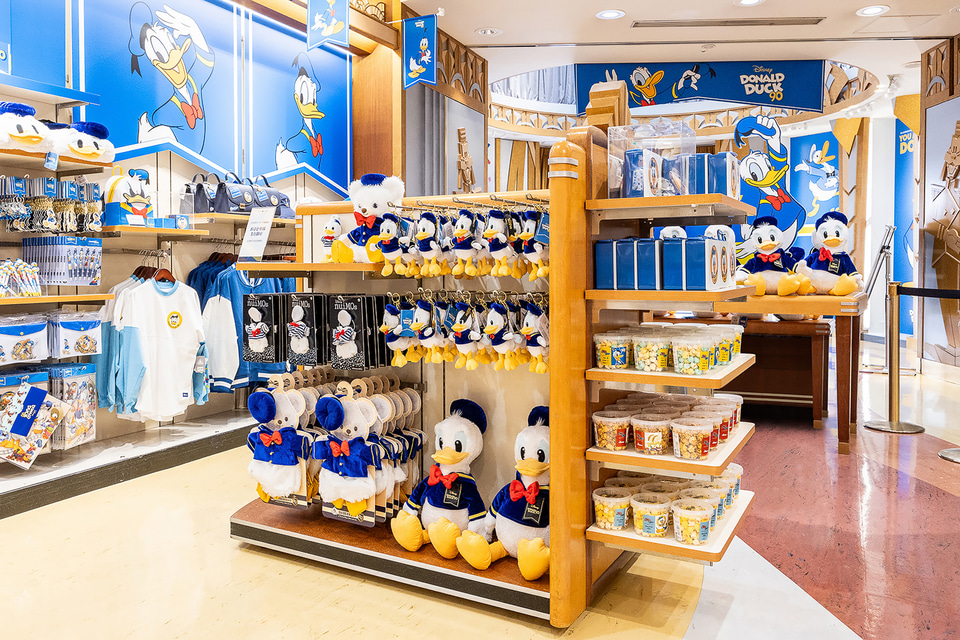 ディズニーストア　ドナルドダック 90周年　ハピリクファクトリー スクリーンデビュー90周年記念！ディズニーストア「ドナルド