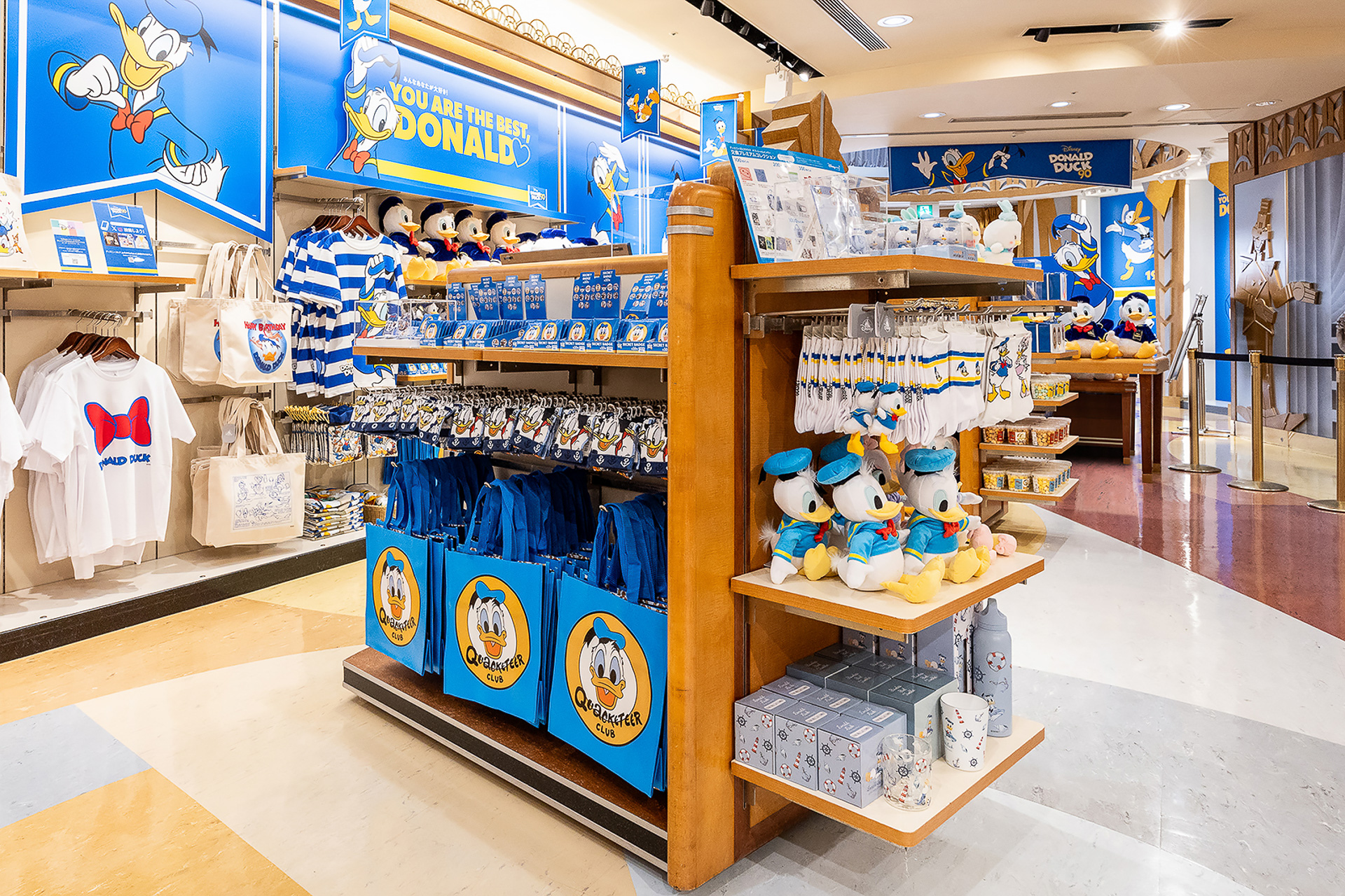 店内は、90周年をお祝いするグッズが大充実