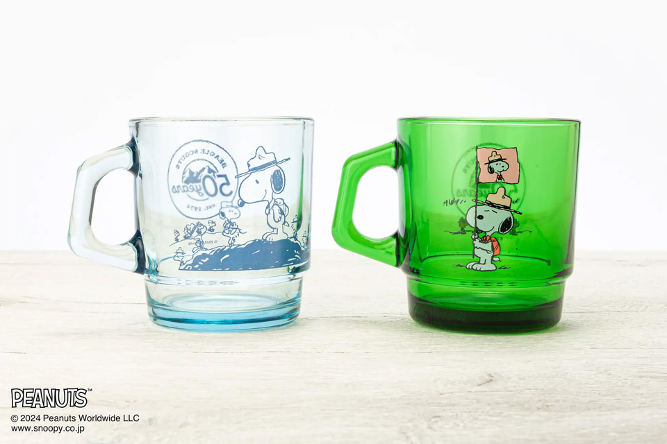スヌーピーたち「ビーグル・スカウト」描いたガラス製スタッキングマグ