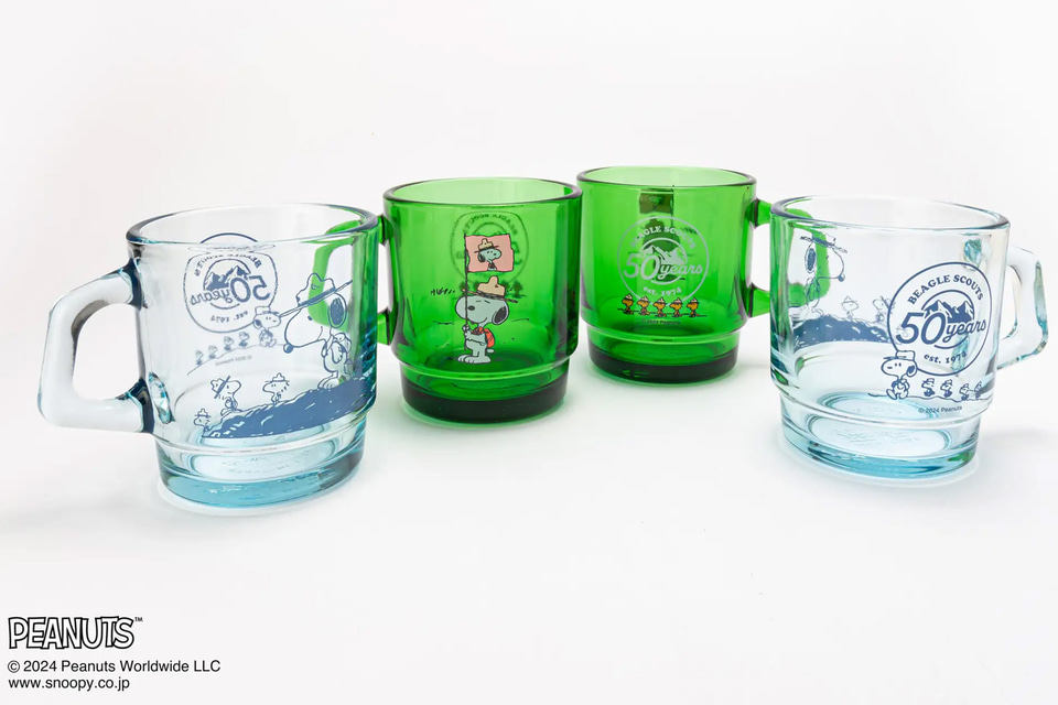 スヌーピーたち「ビーグル・スカウト」描いたガラス製スタッキングマグ