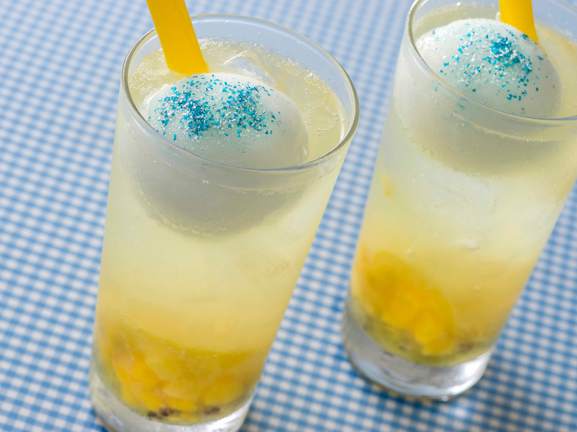 「スパークリングカクテルフロート（リモンチェッロ＆フルーツ）」（980円）