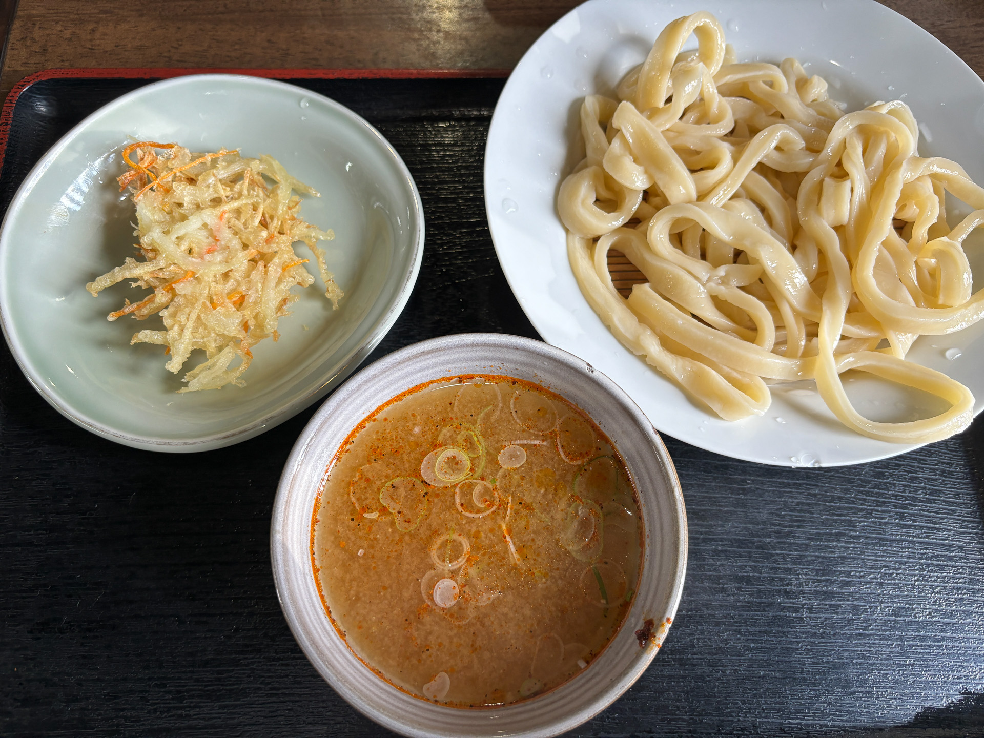 かき揚げ付きの冷やしうどん