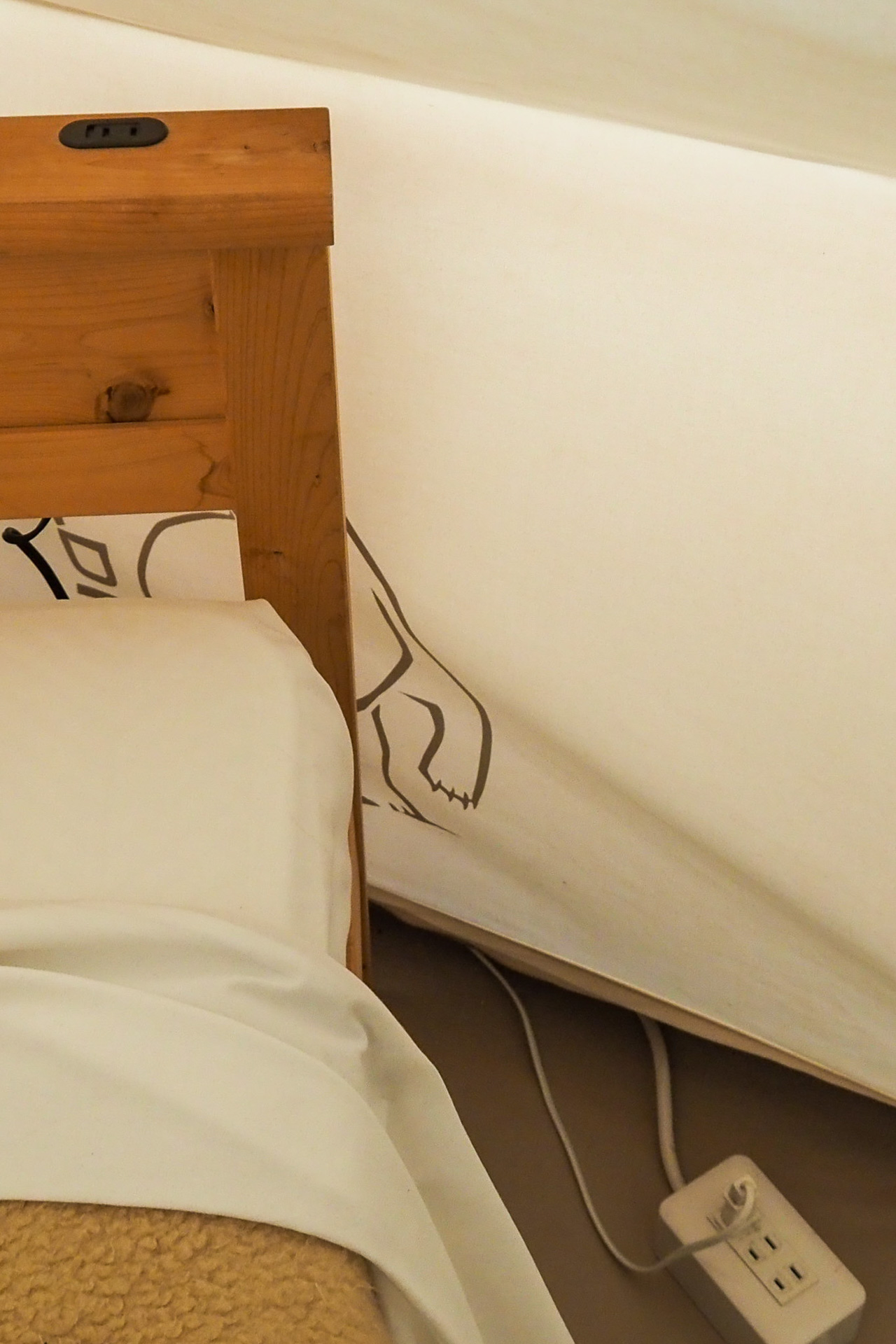 コンセントも多く用意されている。一番使いやすかったのがベッド横のもの