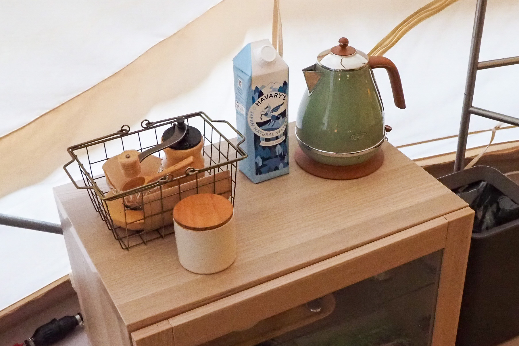 電気ケトルやマグカップがあり、コーヒー豆を挽いての本格的なカフェタイムが楽しめる