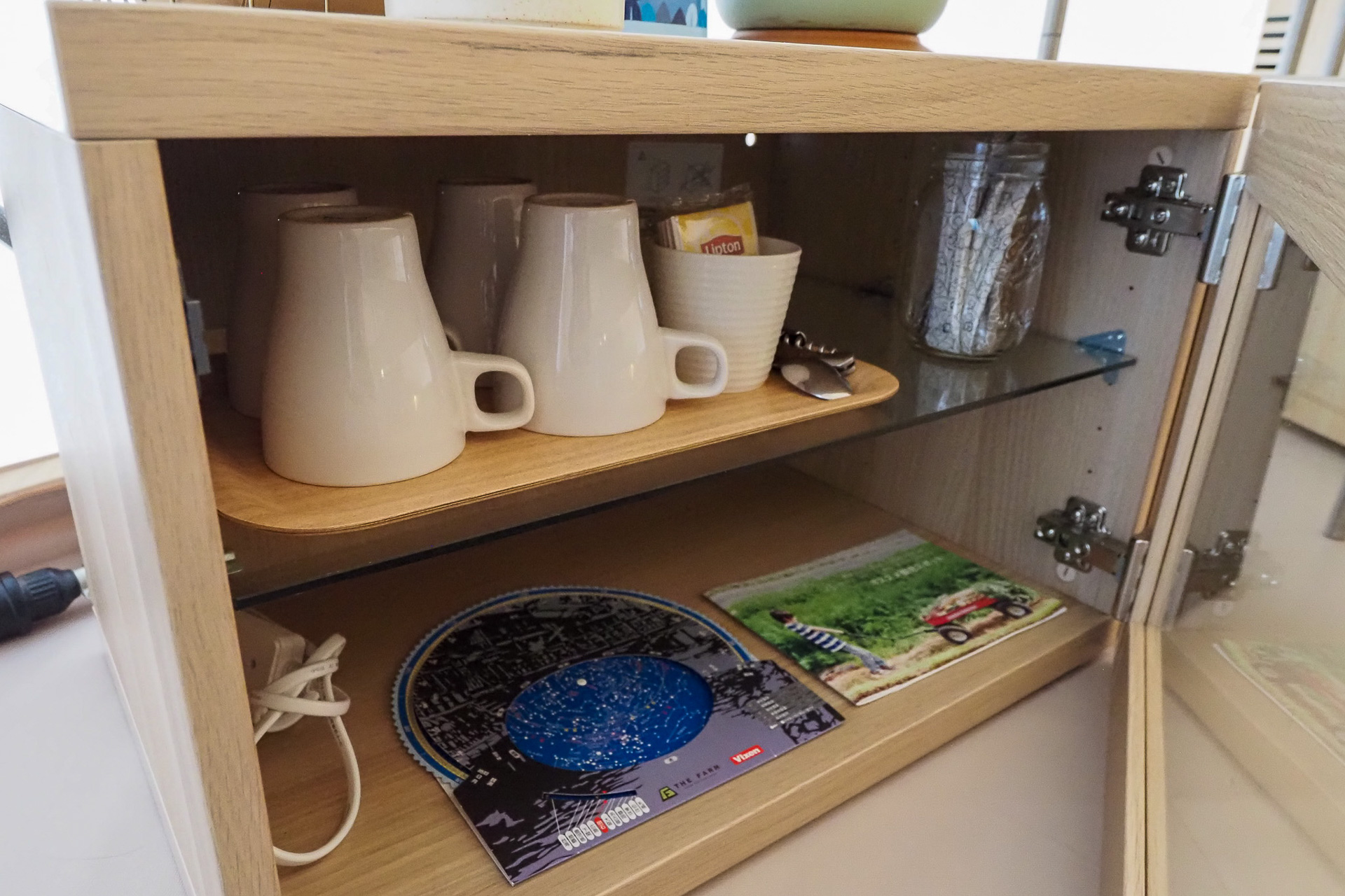 電気ケトルやマグカップがあり、コーヒー豆を挽いての本格的なカフェタイムが楽しめる