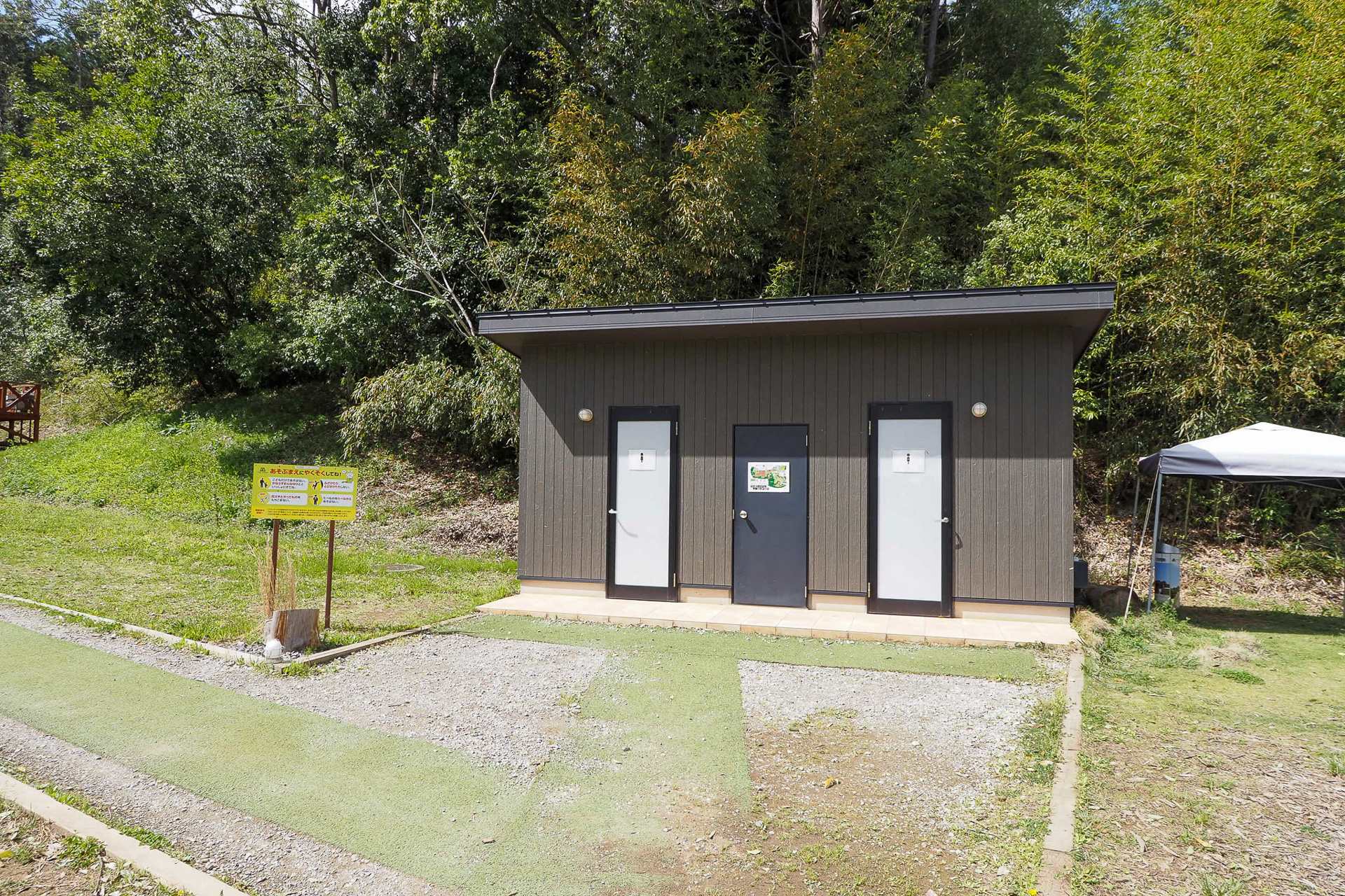 すぐ近くにはきれいなトイレ