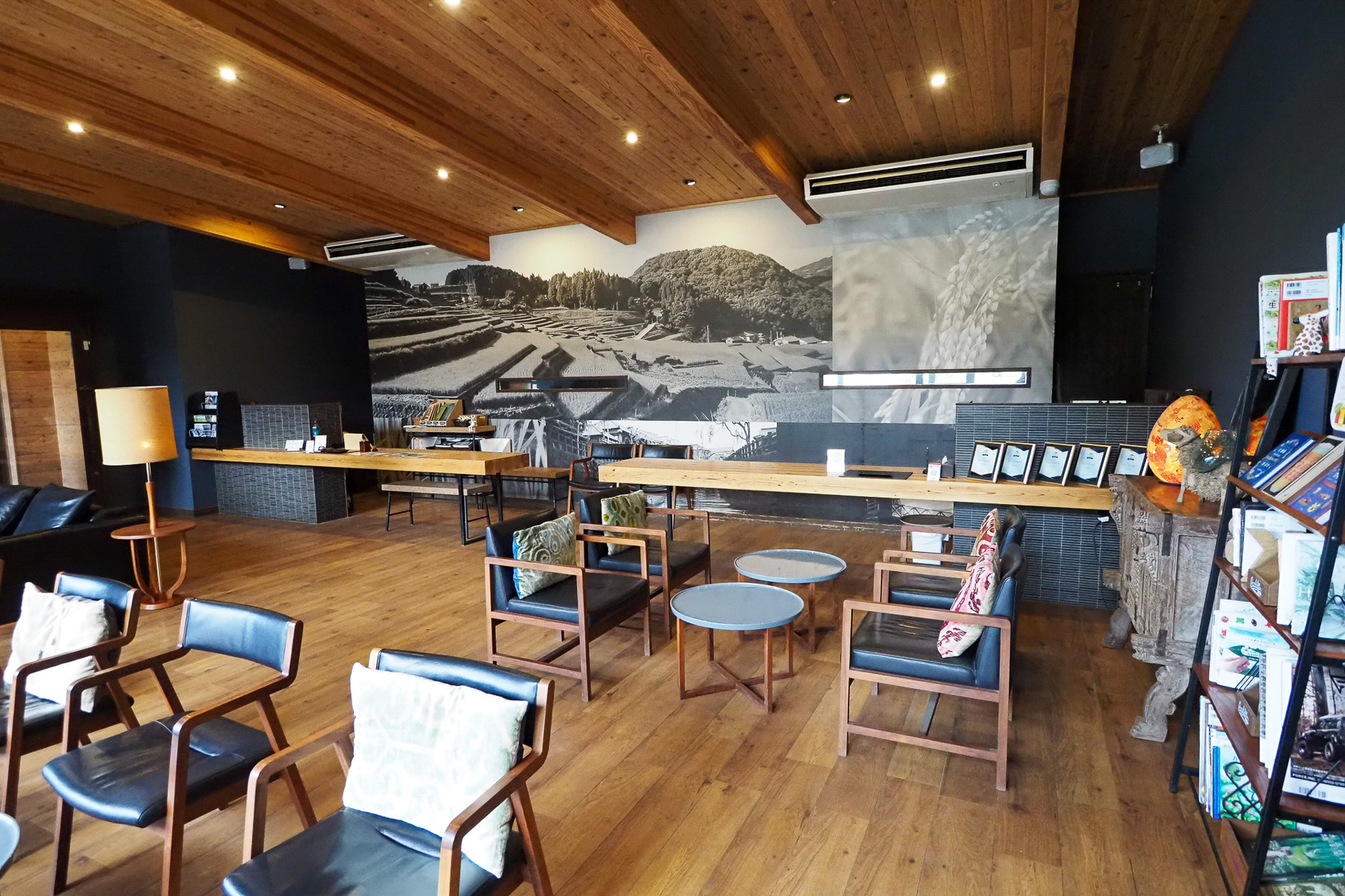 なかではテント用の飾りがレンタルできる