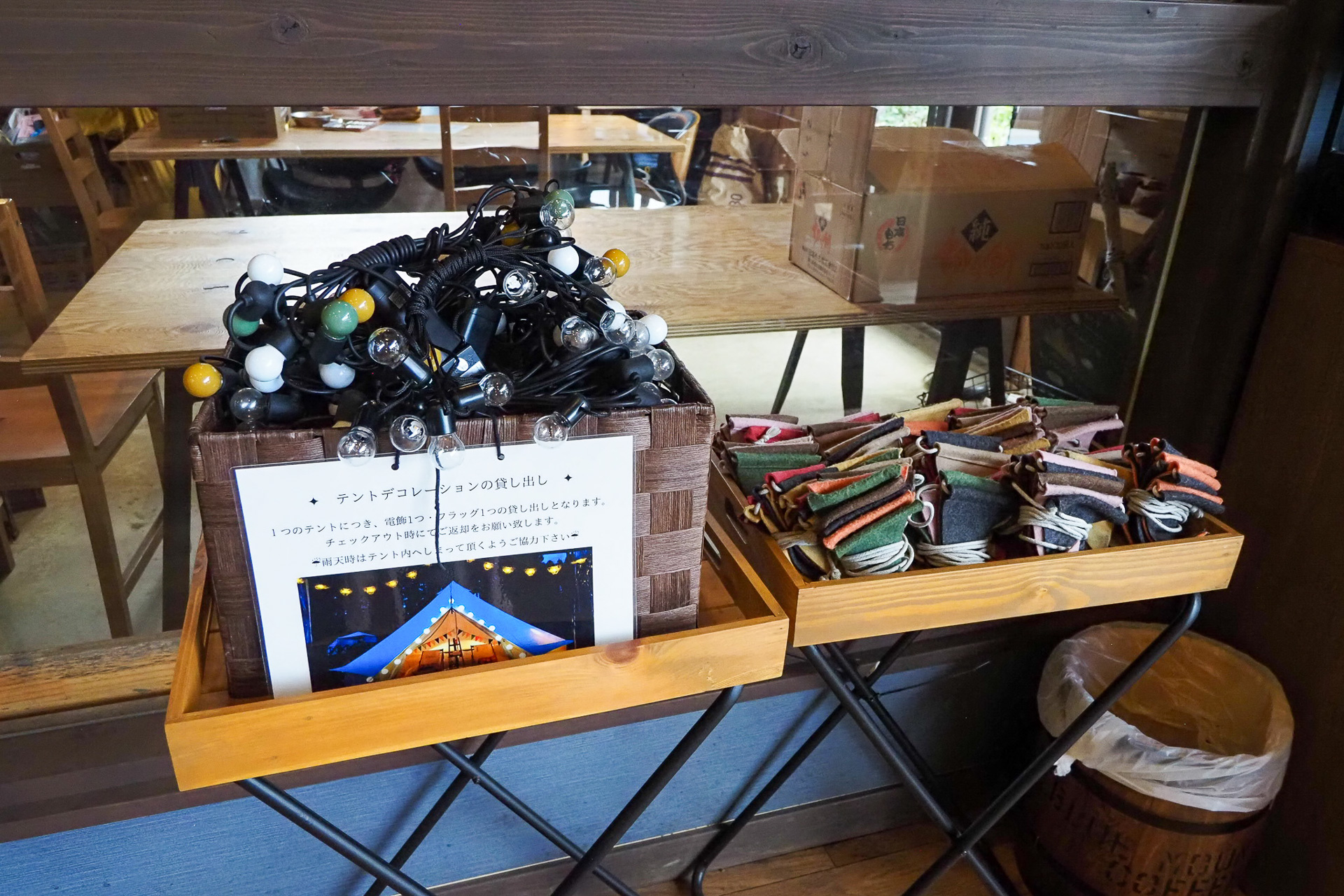 なかではテント用の飾りがレンタルできる