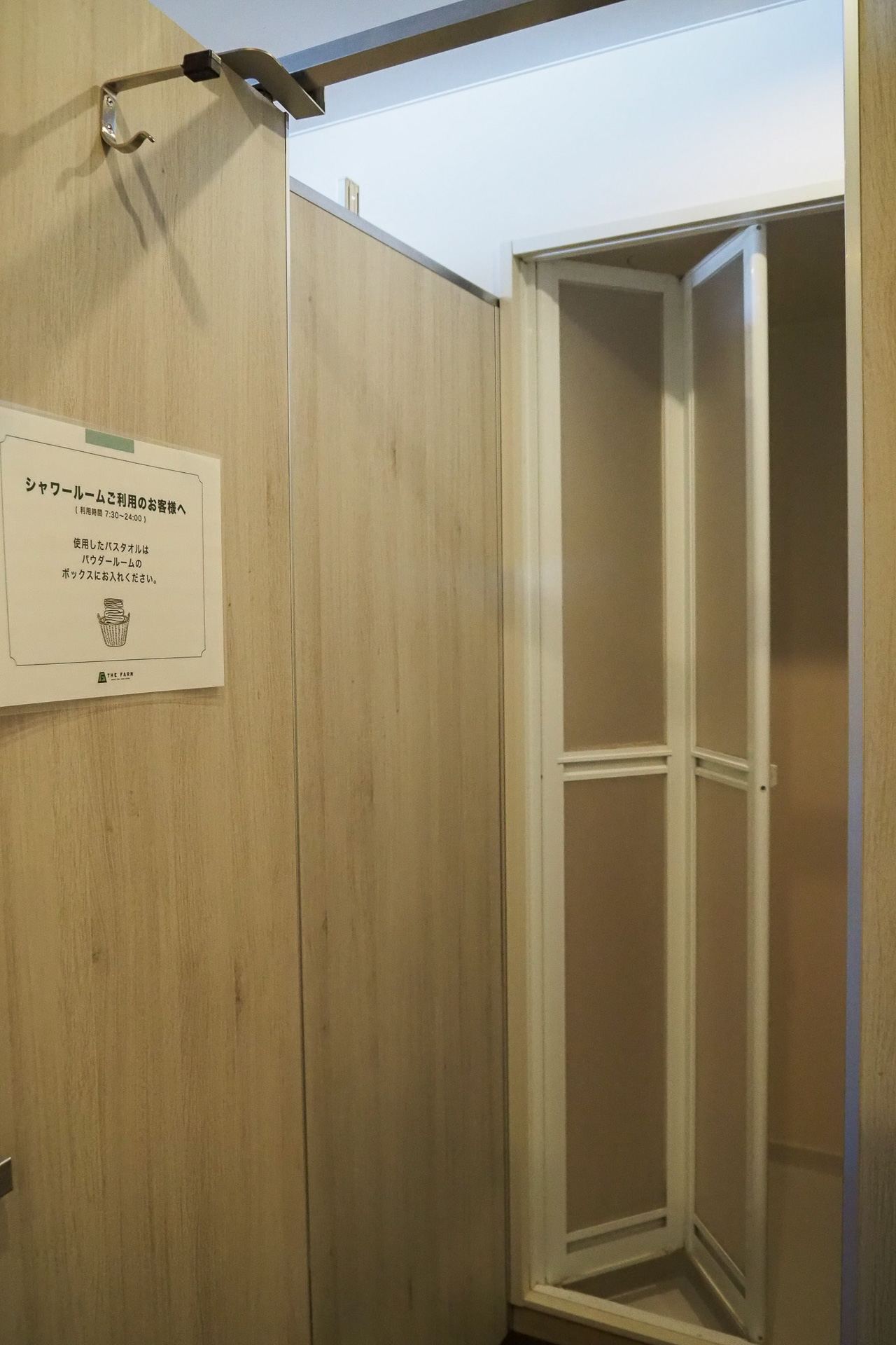 トイレにシャワールームにタオル、ドライヤーなどを備えたスペースも用意