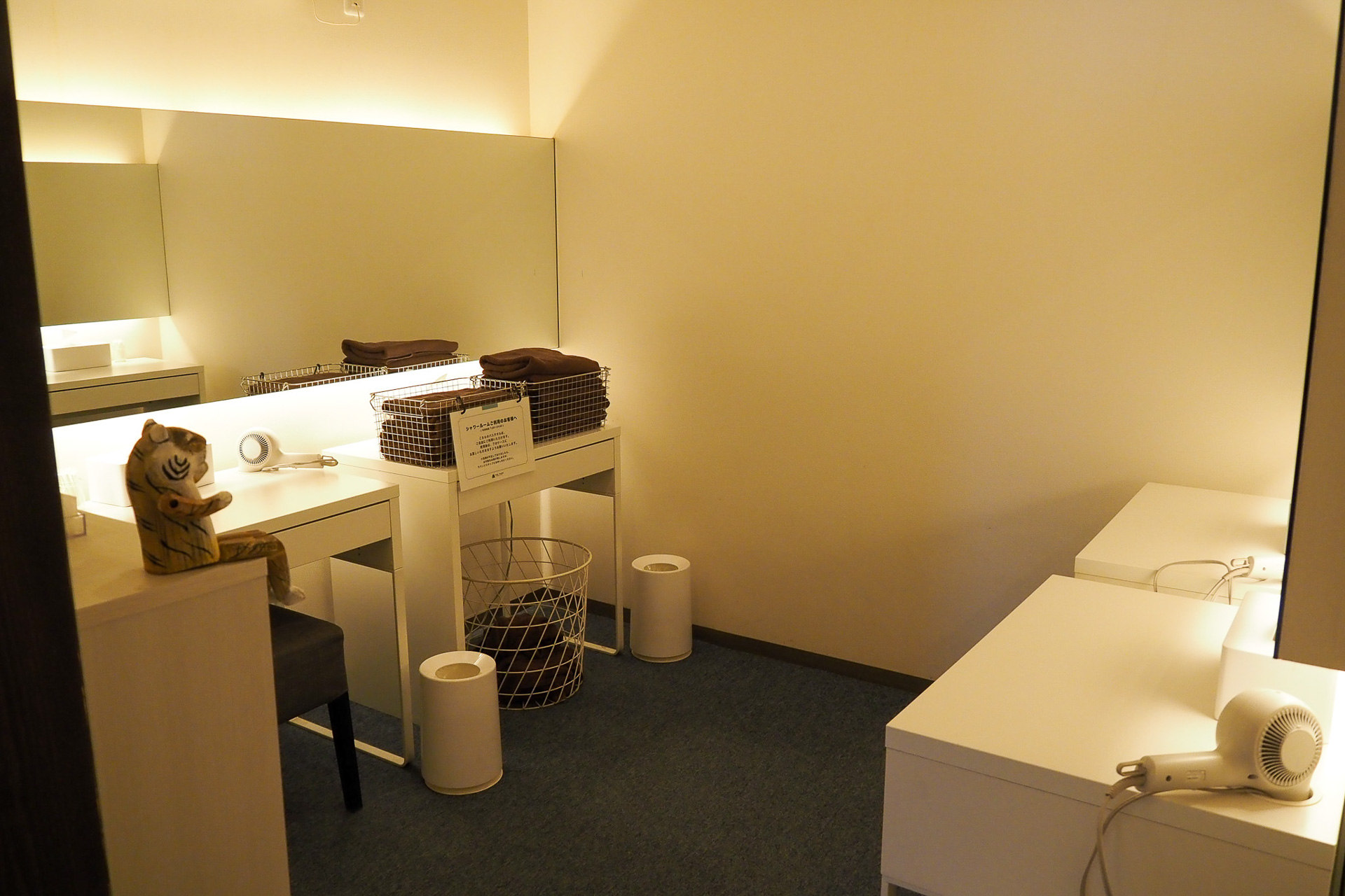 トイレにシャワールームにタオル、ドライヤーなどを備えたスペースも用意