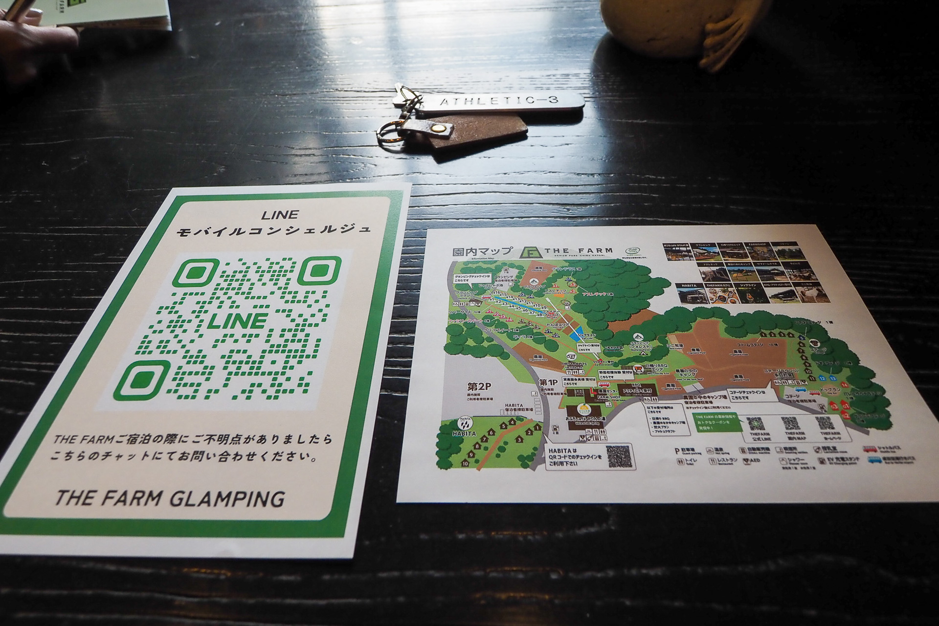 ウェルカムドリンク片手にチェックイン。このほか無料のコーヒーも