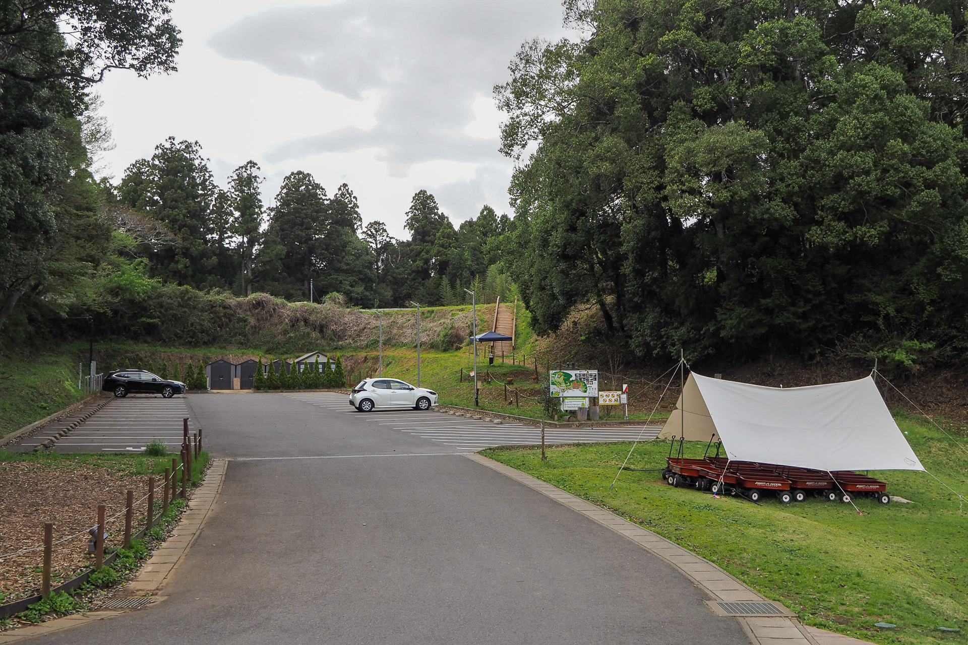 グランピング宿泊者専用駐車場。EV充電設備もある