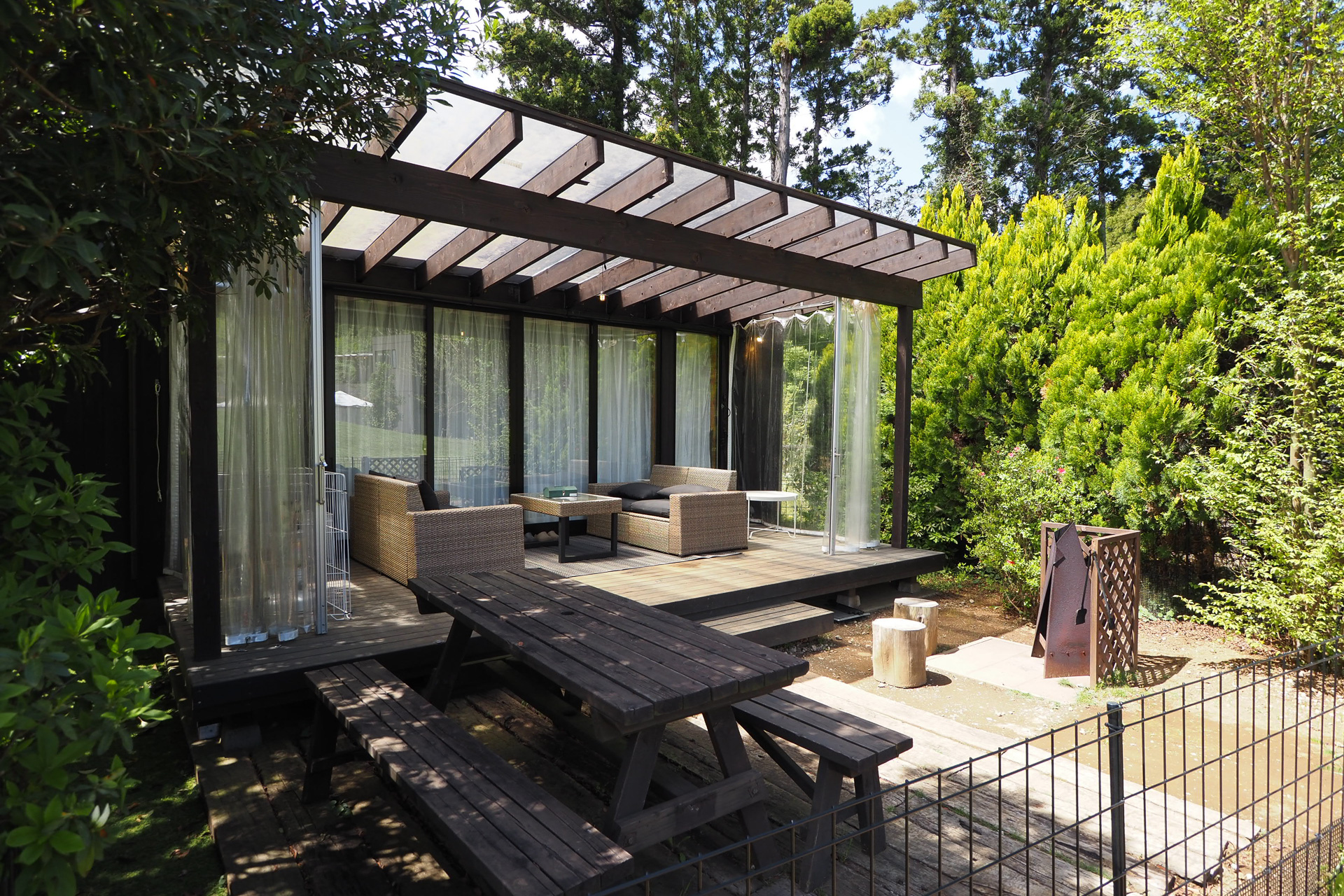 犬と泊まれるドギーコテージのすぐ前はドックラン