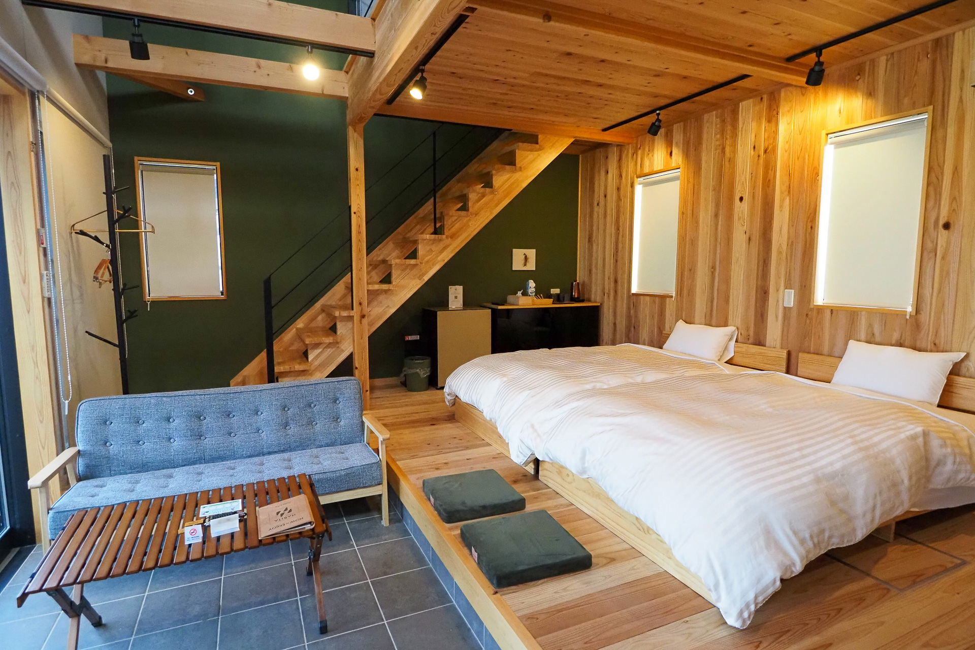 1階は土間でくつろげるスタイル。2階は秘密基地のようなロフトがあり、シアターにもなる