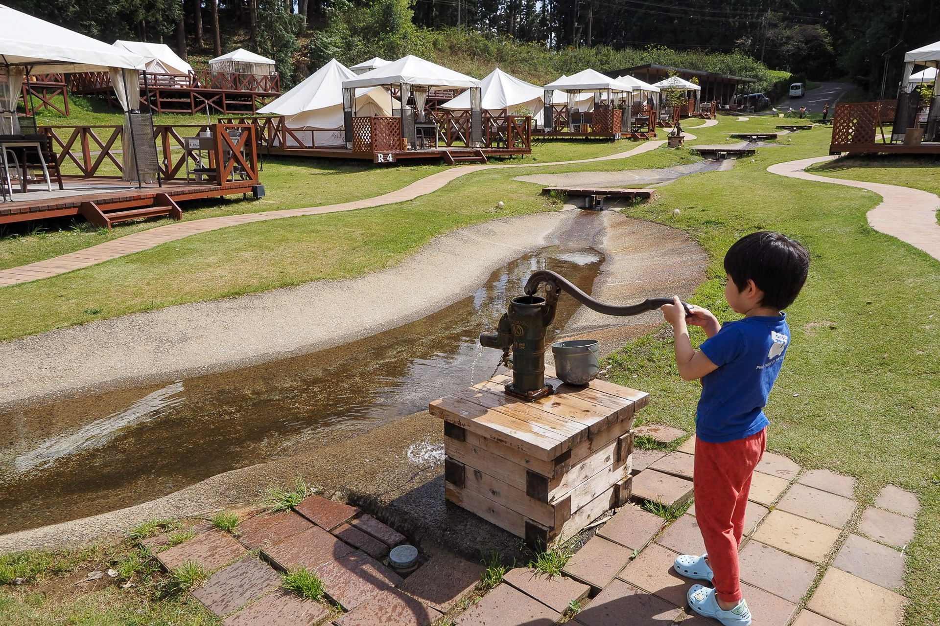 じゃぶじゃぶ池には数か所ポンプがあり、子供たちが遊べるようになっている