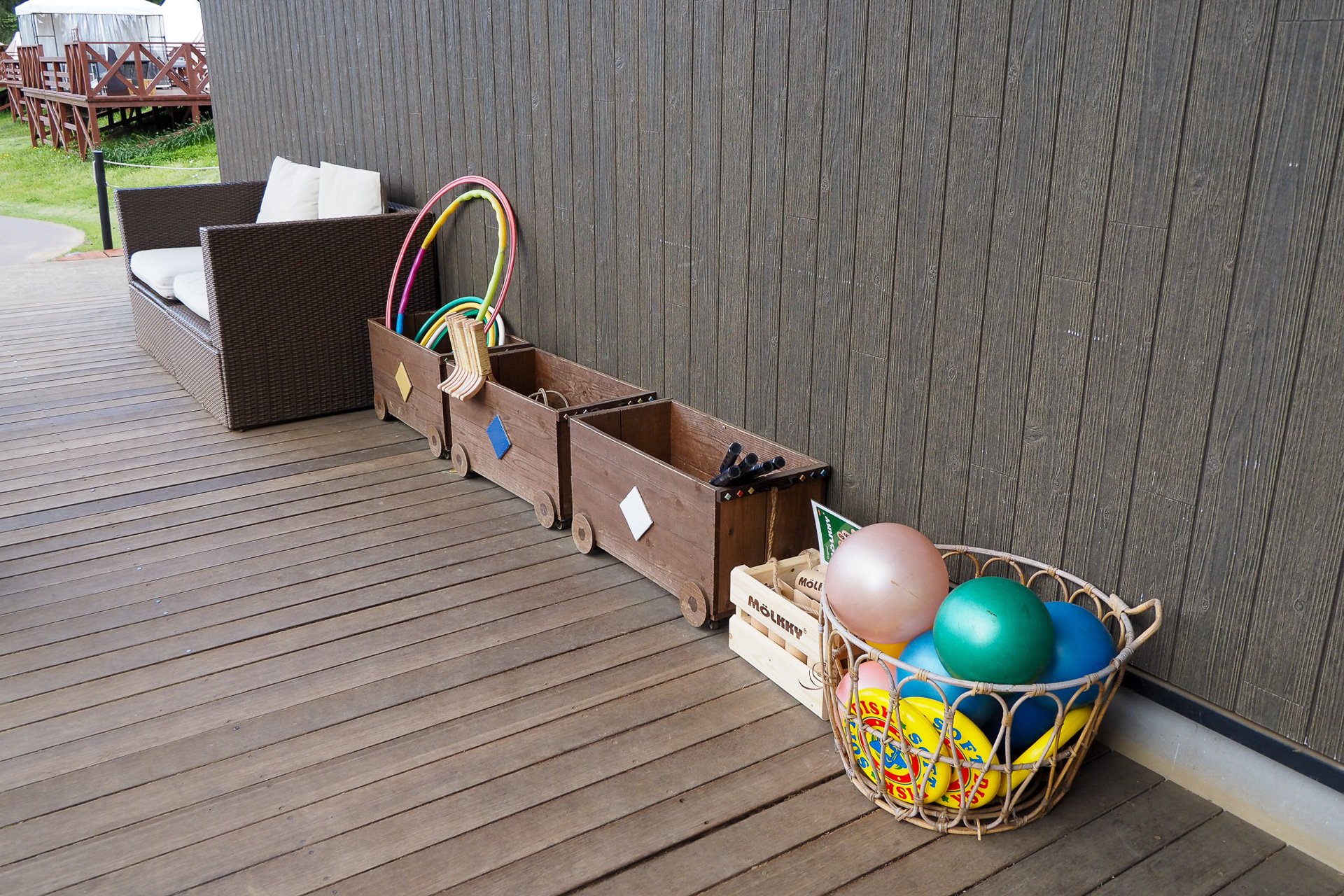 グランピングラウンジ前にある縄跳びやボールなどのおもちゃ。こちらも無料