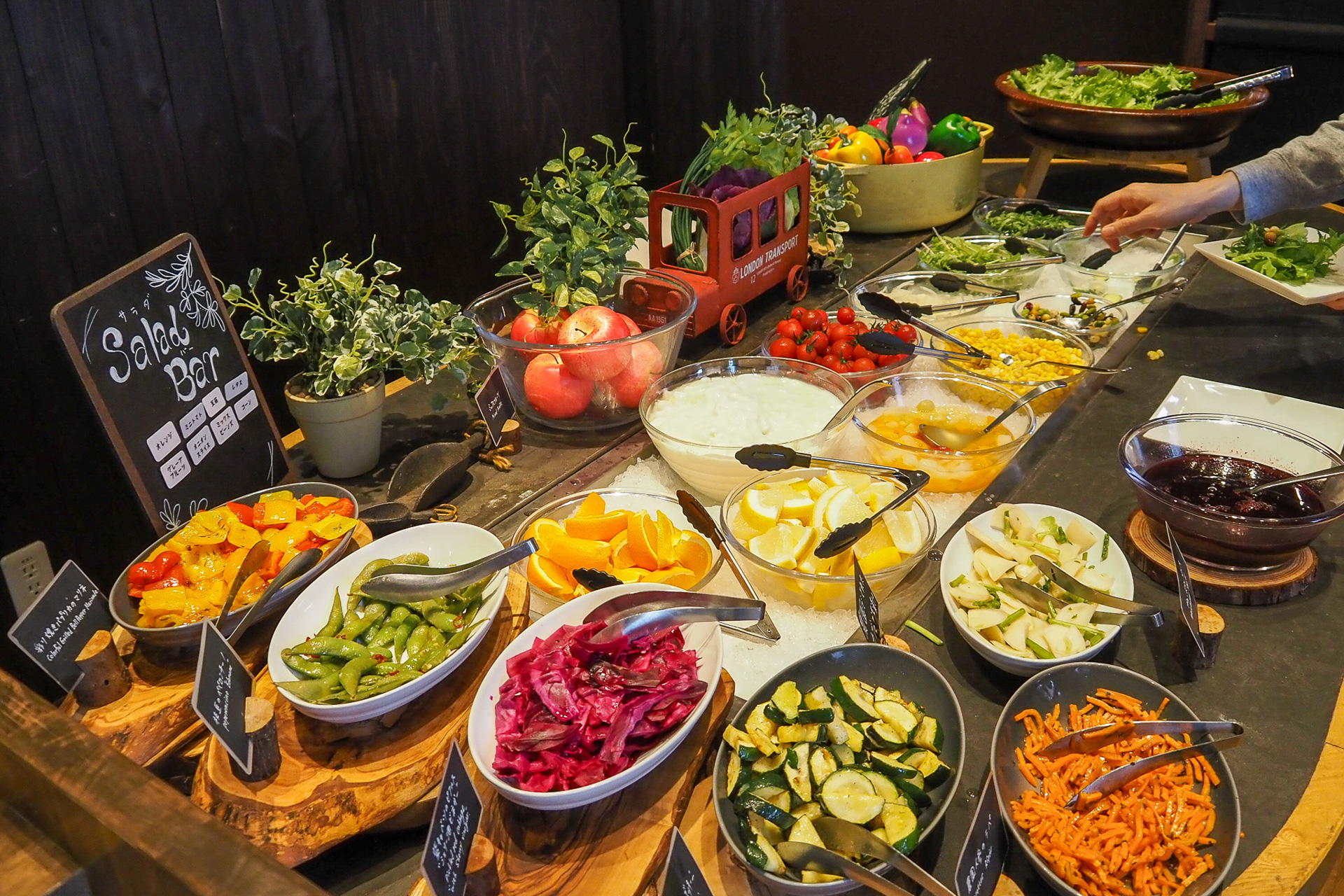 生野菜のバイキングに加え、野菜を使った主菜に和食、パンコーナーなどがあった