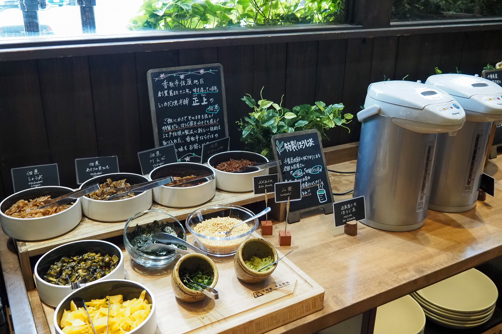 生野菜のバイキングに加え、野菜を使った主菜に和食、パンコーナーなどがあった