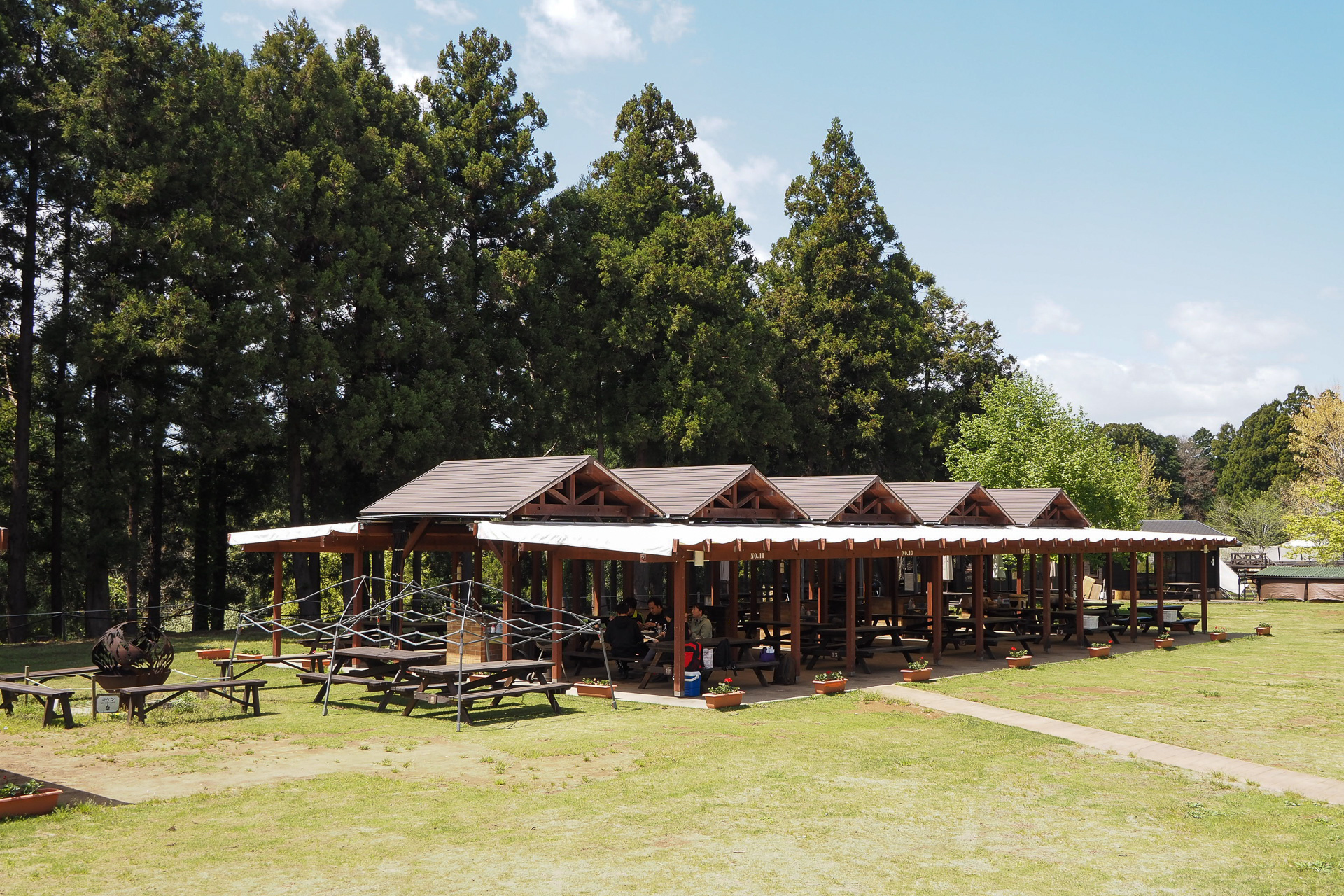 日帰りBBQエリアは屋根付き。ザファームテラスは訪れたときは残念ながら閉まっていた