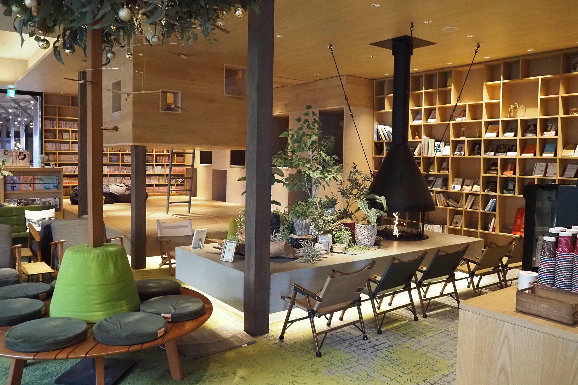 ツリーハウスは子供に人気。奥の箱型プライベート空間「ヒトシェルフ」は電源コンセントと照明つき。ハンモックラウンジもある