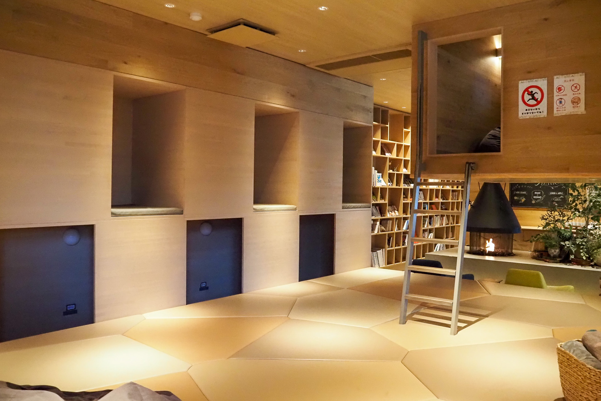 ツリーハウスは子供に人気。奥の箱型プライベート空間「ヒトシェルフ」は電源コンセントと照明つき。ハンモックラウンジもある