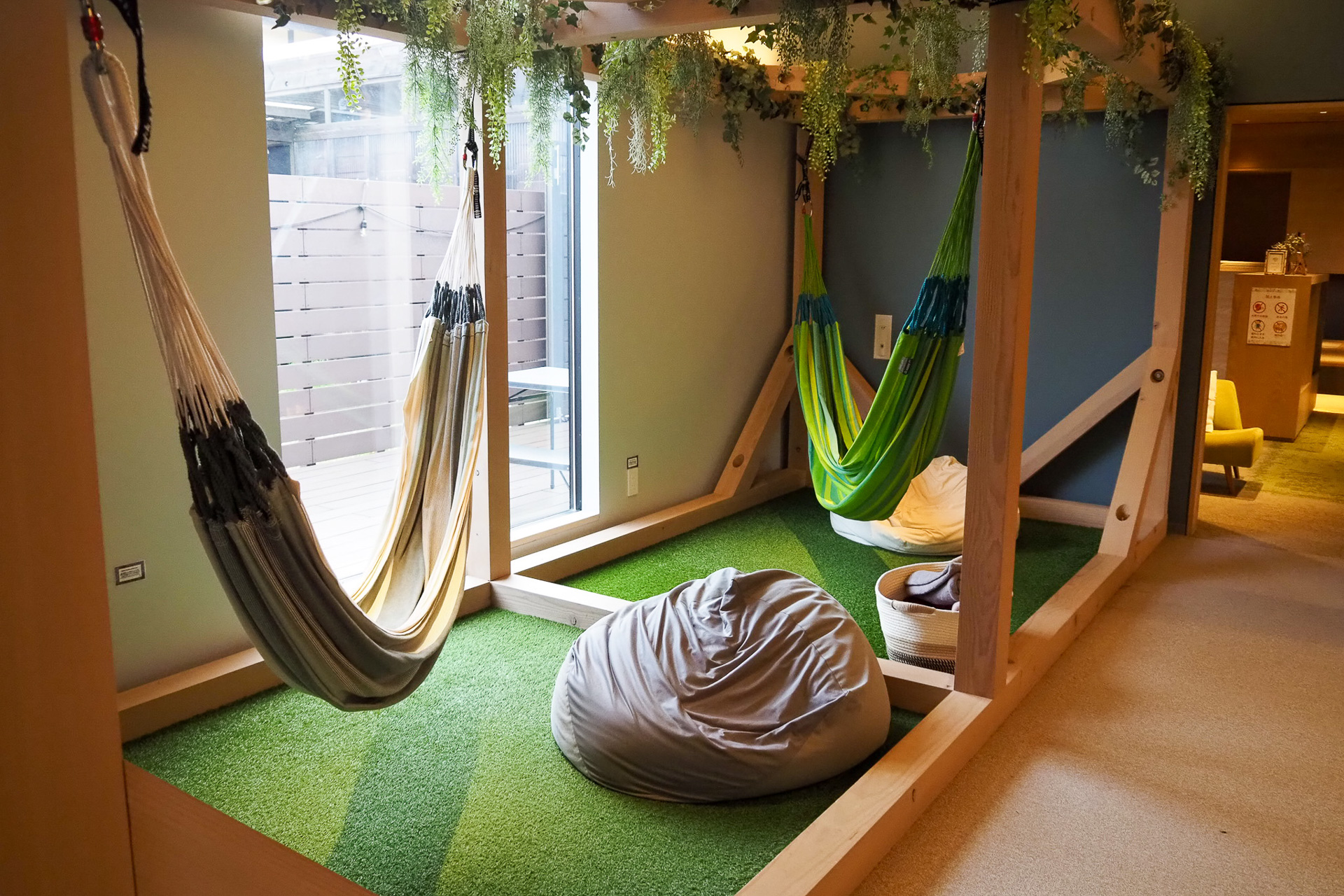 ツリーハウスは子供に人気。奥の箱型プライベート空間「ヒトシェルフ」は電源コンセントと照明つき。ハンモックラウンジもある