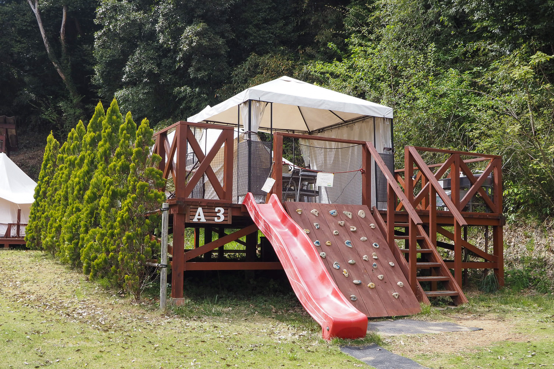 入るときにはボルダリングでのぼり、出るときには滑り台で出動！　出入りが楽しくなるよう工夫されている