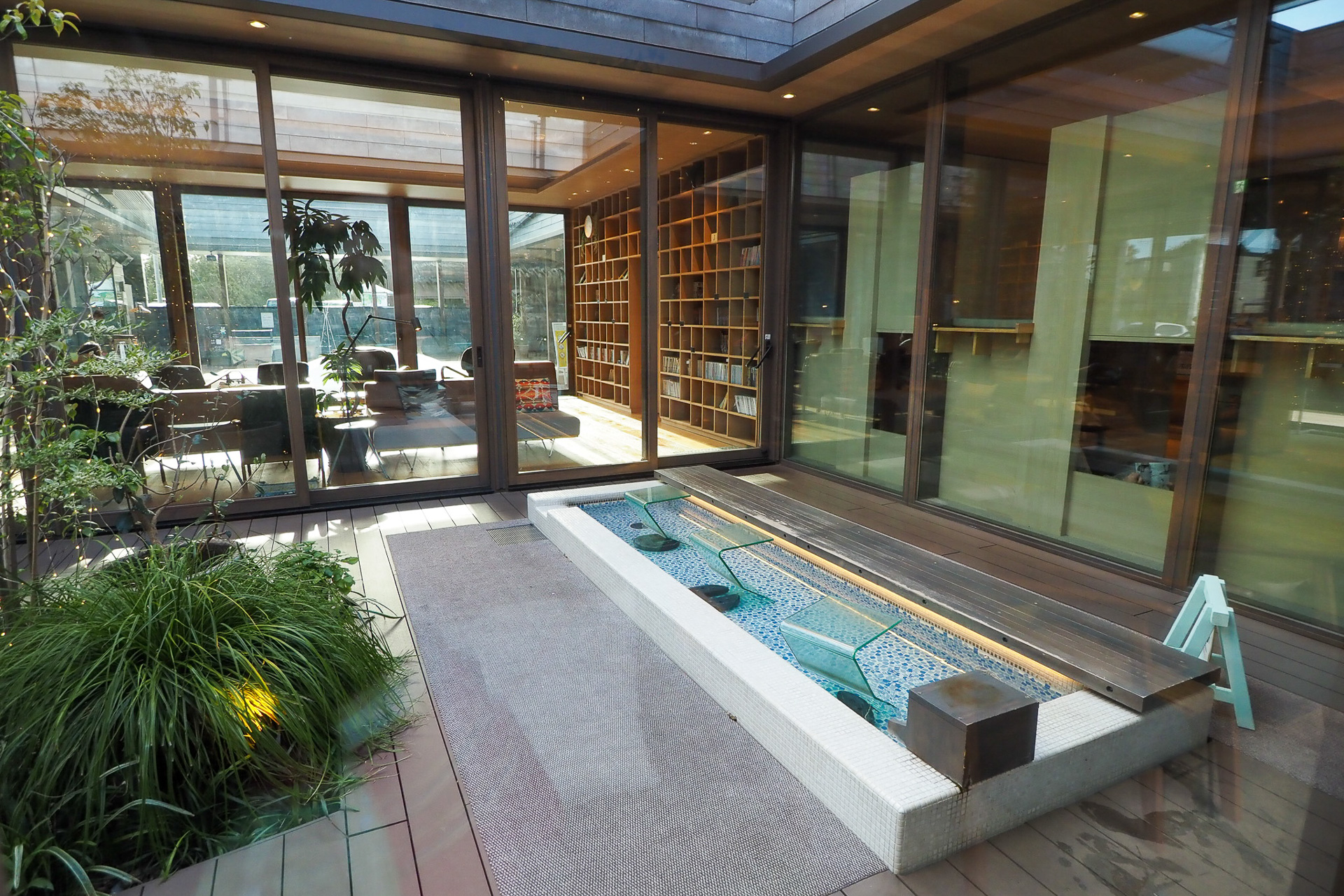 中庭には足湯がある