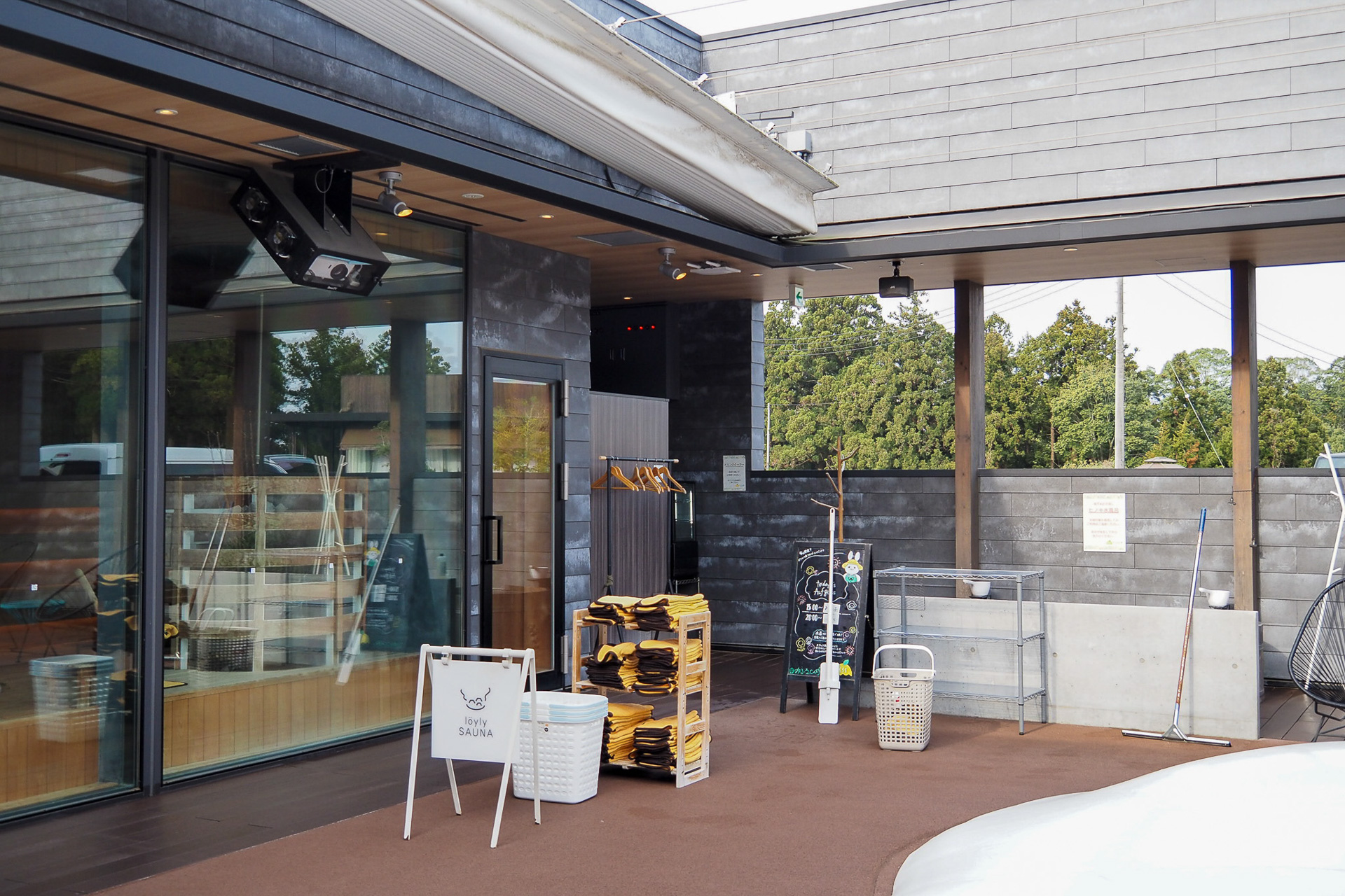 男女共用のオートロウリュ搭載サウナは水着もしくは館内着着用のこと。1日2回アウフグースイベントも開催される