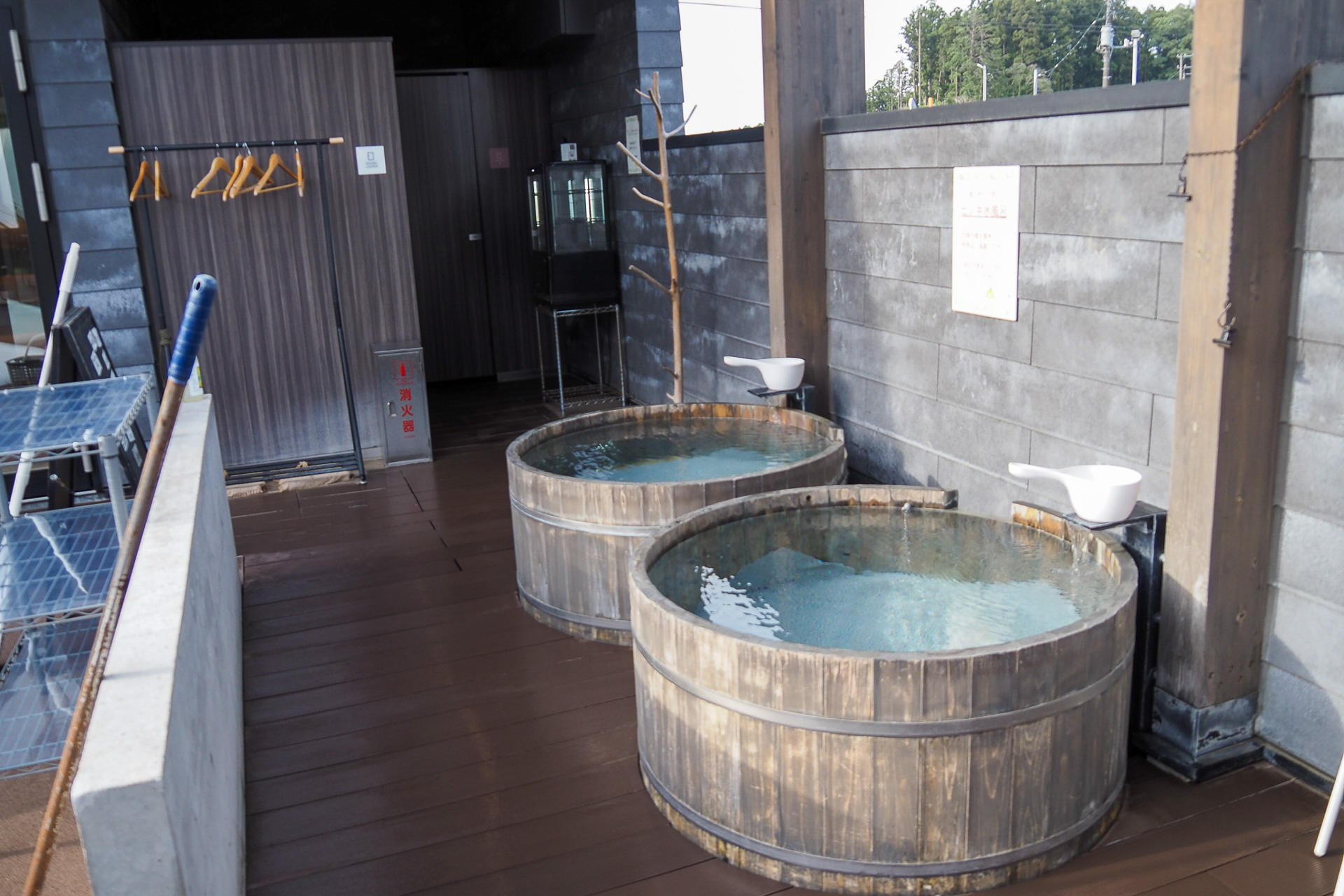 男女共用のオートロウリュ搭載サウナは水着もしくは館内着着用のこと。1日2回アウフグースイベントも開催される